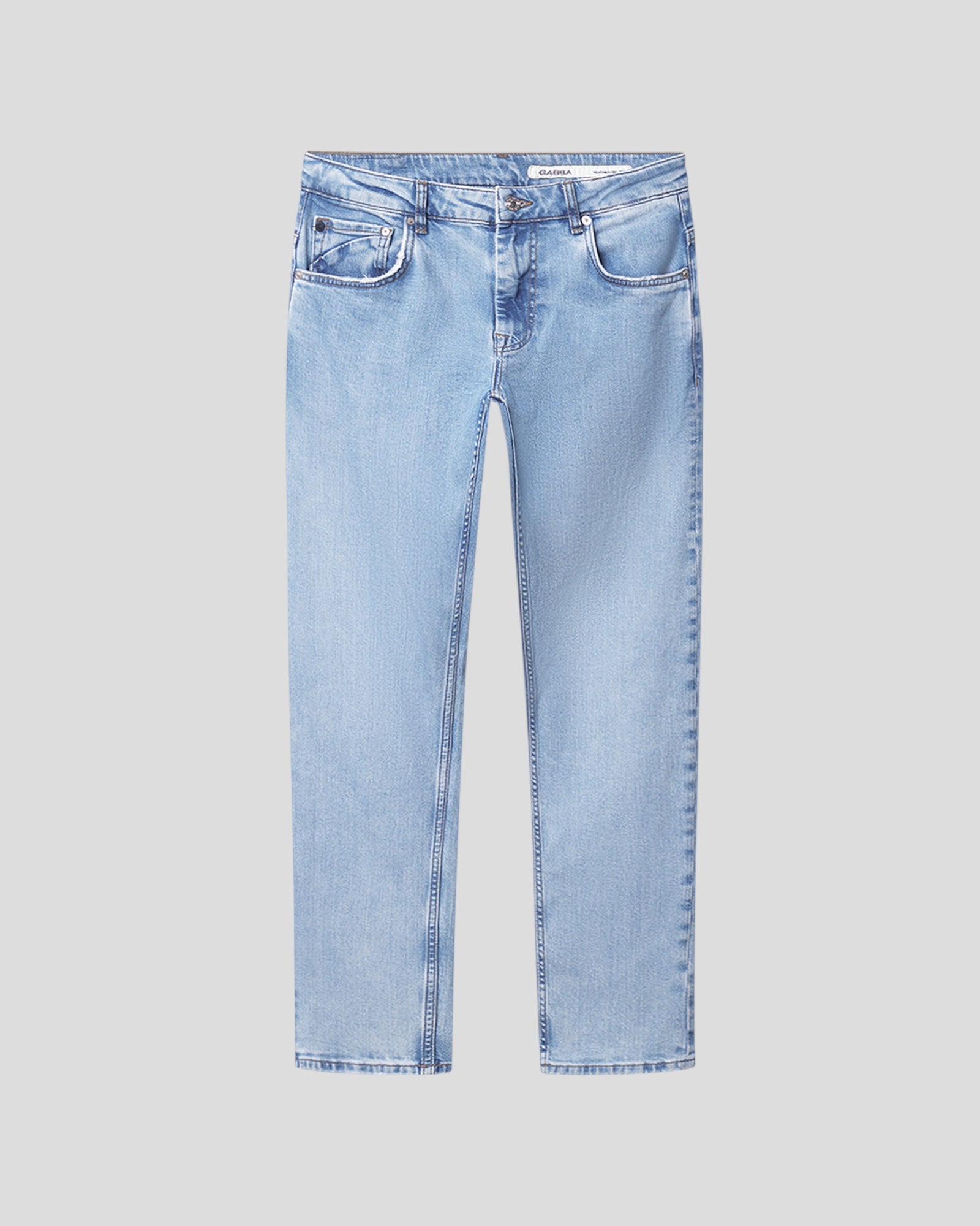 Lyseblå Gabba Marc F1012 regular jeans med klassisk denimstof og slim pasform, vist på en model.