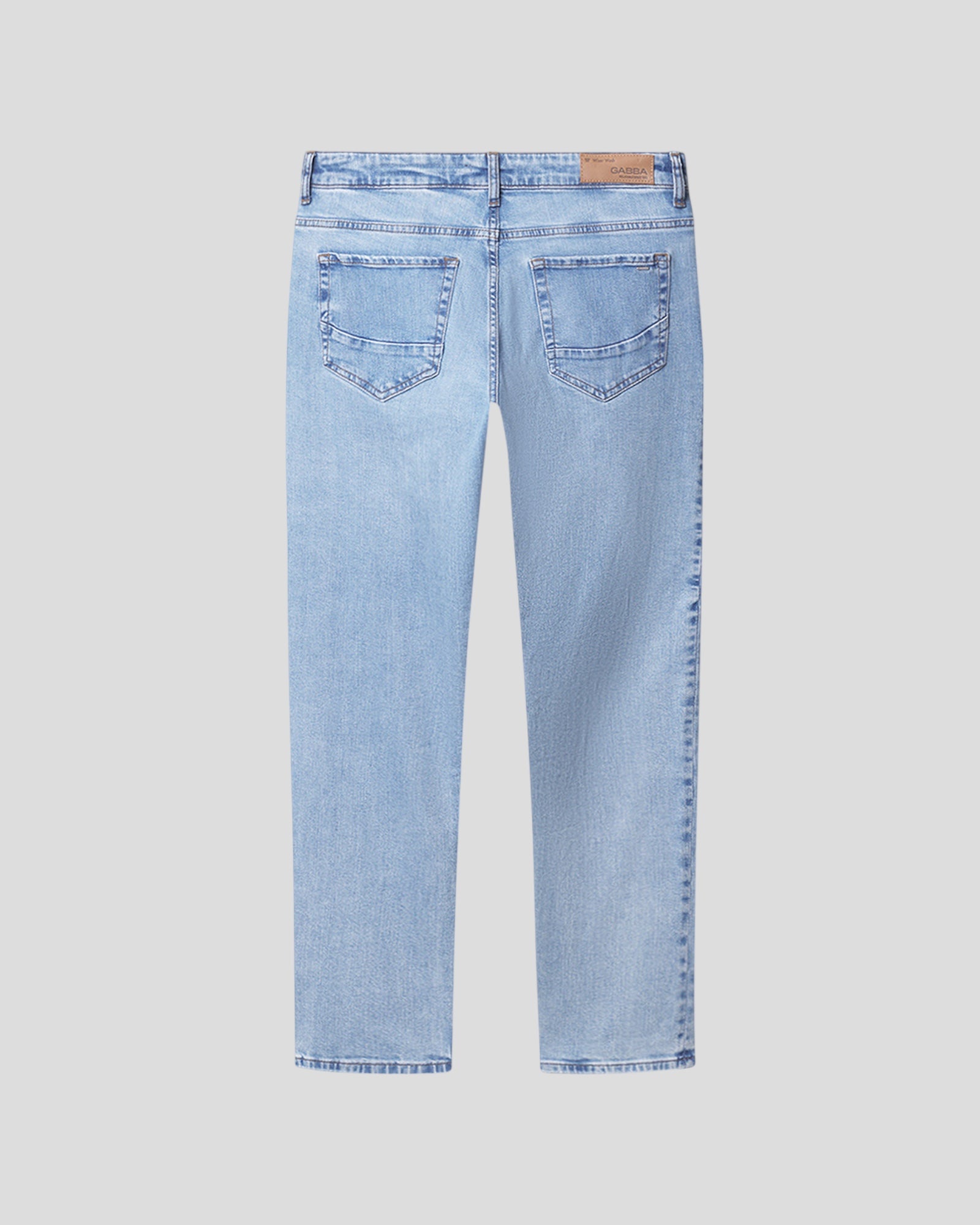 Gabba Marc F1012 regular jeans i lys blå denim, vises med klassisk pasform og synlige syninger.