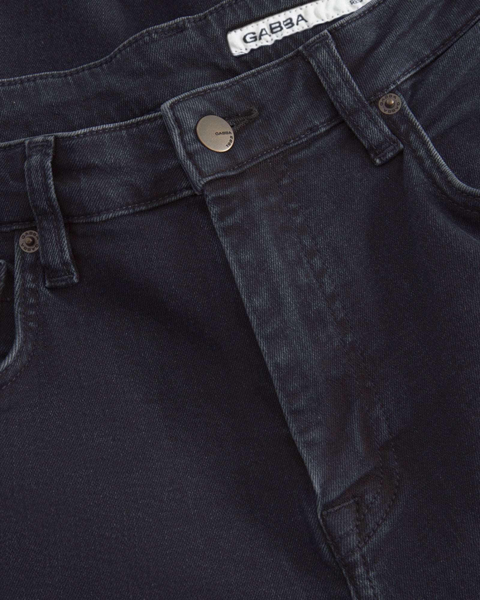 Gabba Marc Panter Regular jeans i mørkeblå denim, vises med klassisk pasform og detaljer.