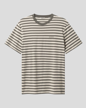 Gabba Dune Logo Stripes SS GOTS T-shirt i castor grå med logo og striber, komfortabelt og stilfuldt tøj til mænd.