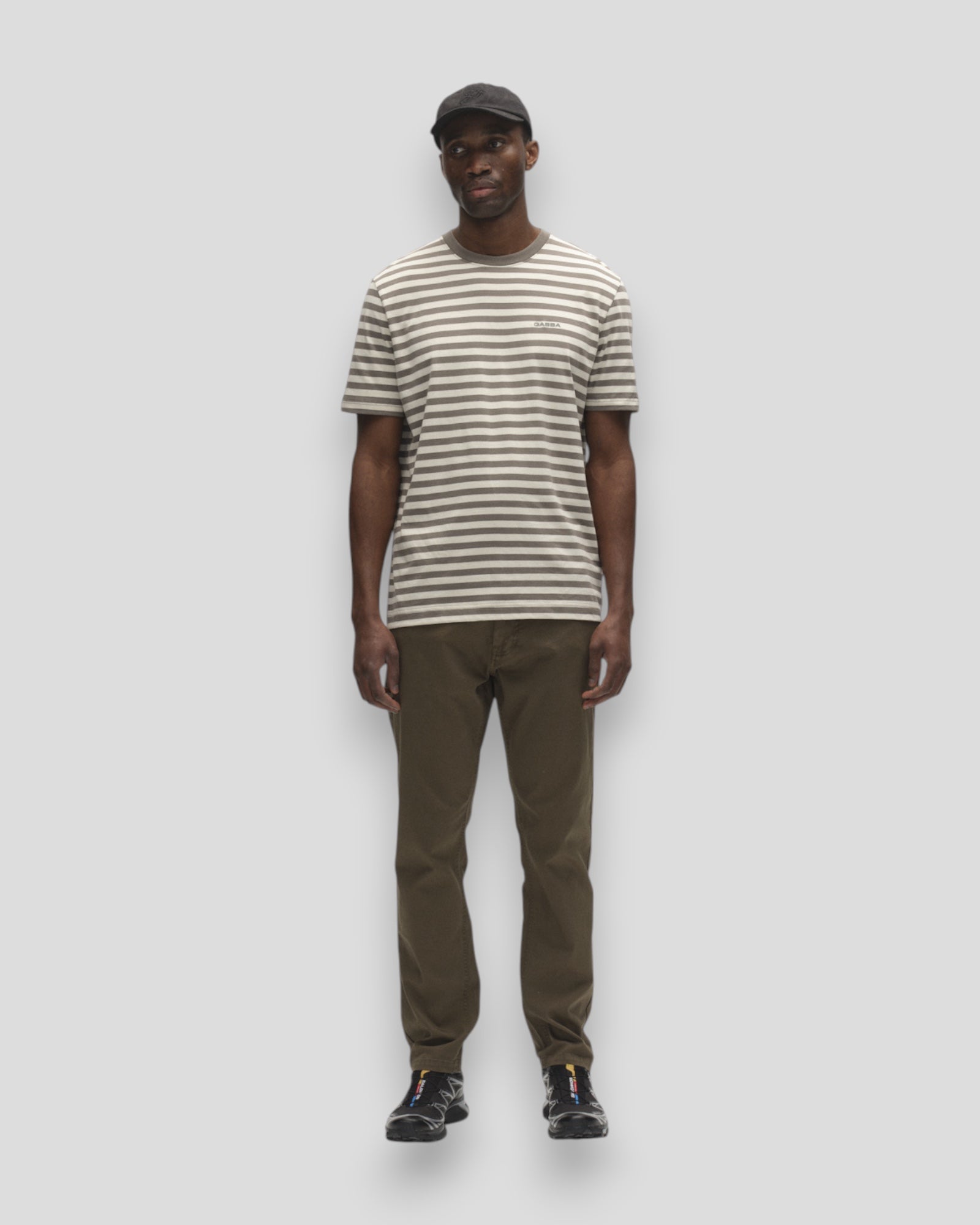 Grå Gabba Dune Logo Stripes SS GOTS T-shirt med logo og striber, afslappet stil, vist på model.