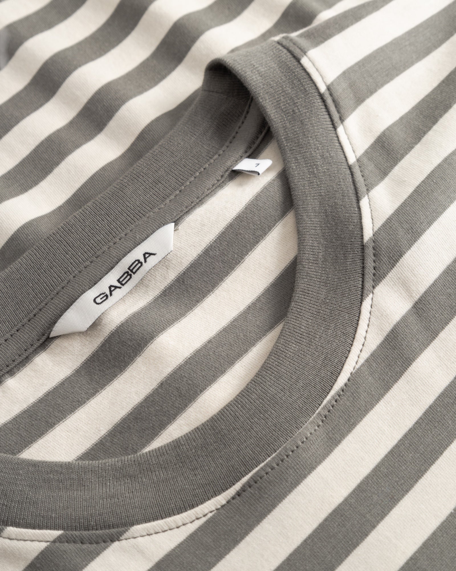 Grå Gabba Dune Logo Stripes SS T-shirt med logo og striber, blødt bomuld, afslappet pasform.