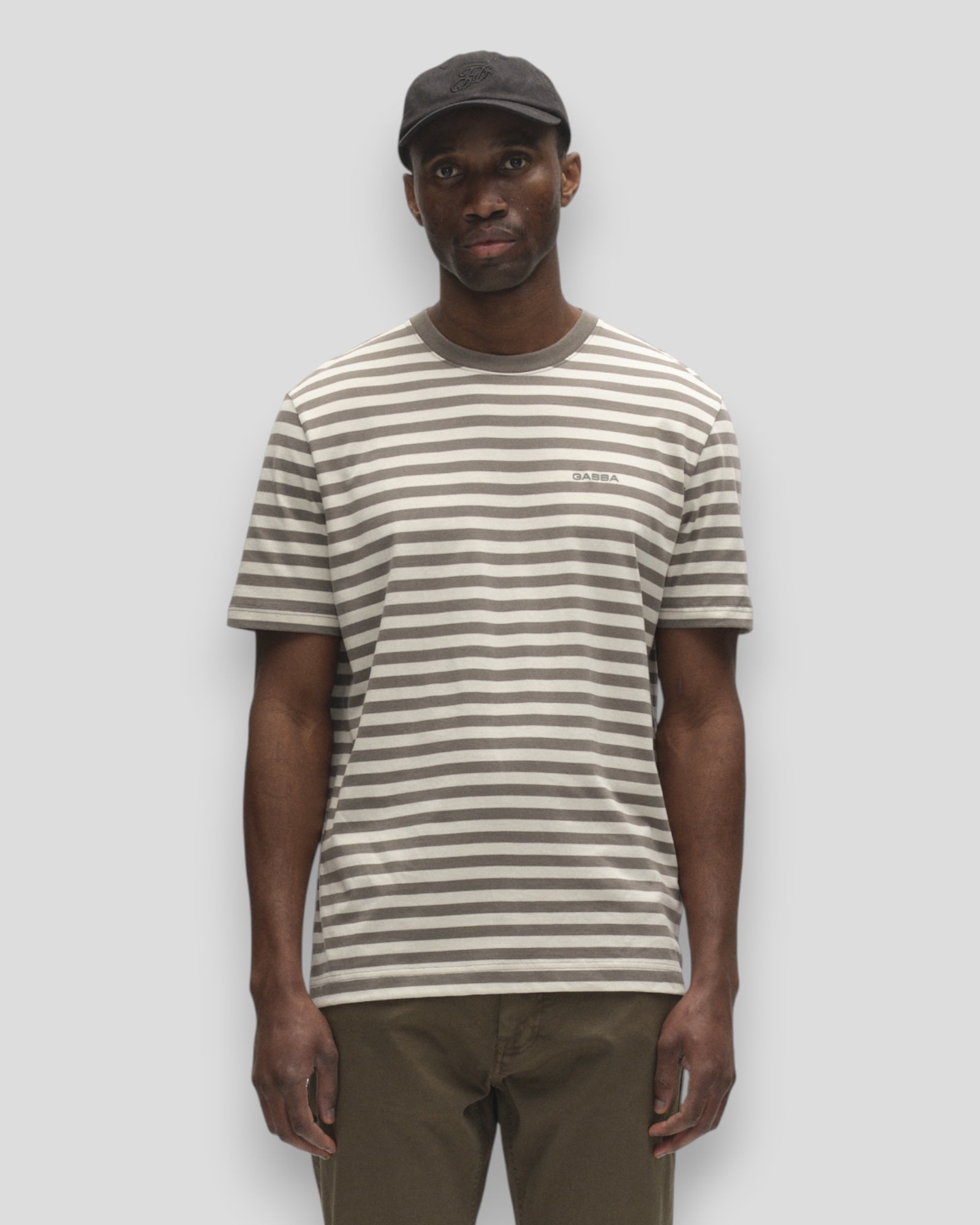 Grå Gabba Dune Logo Stripes SS T-shirt med logo og striber, vises på model.
