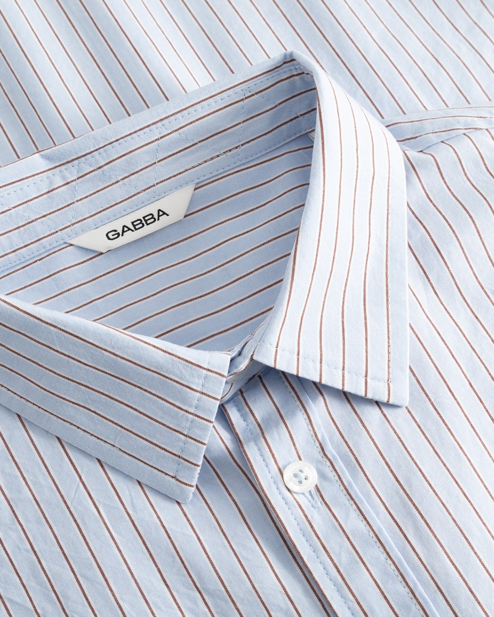 Gabba Jens Over Bisi SS Shirt in brown stripe, casual men's shirt with short sleeves and button-up front, stylish and comfortable.