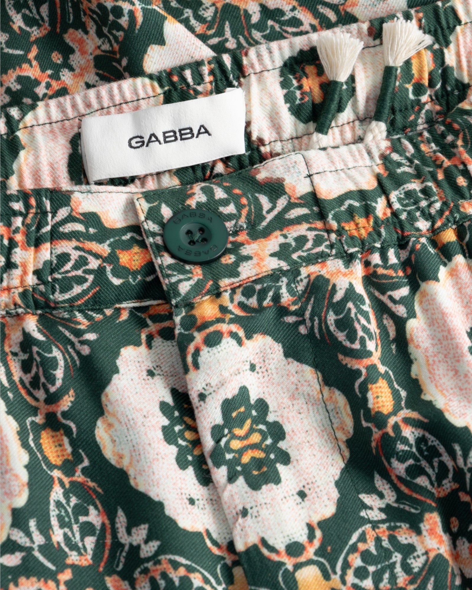 Grønne Tommi Oro shorts med mønster fra Gabba, synligt i billedet, perfekt til sommer og afslappede dage.