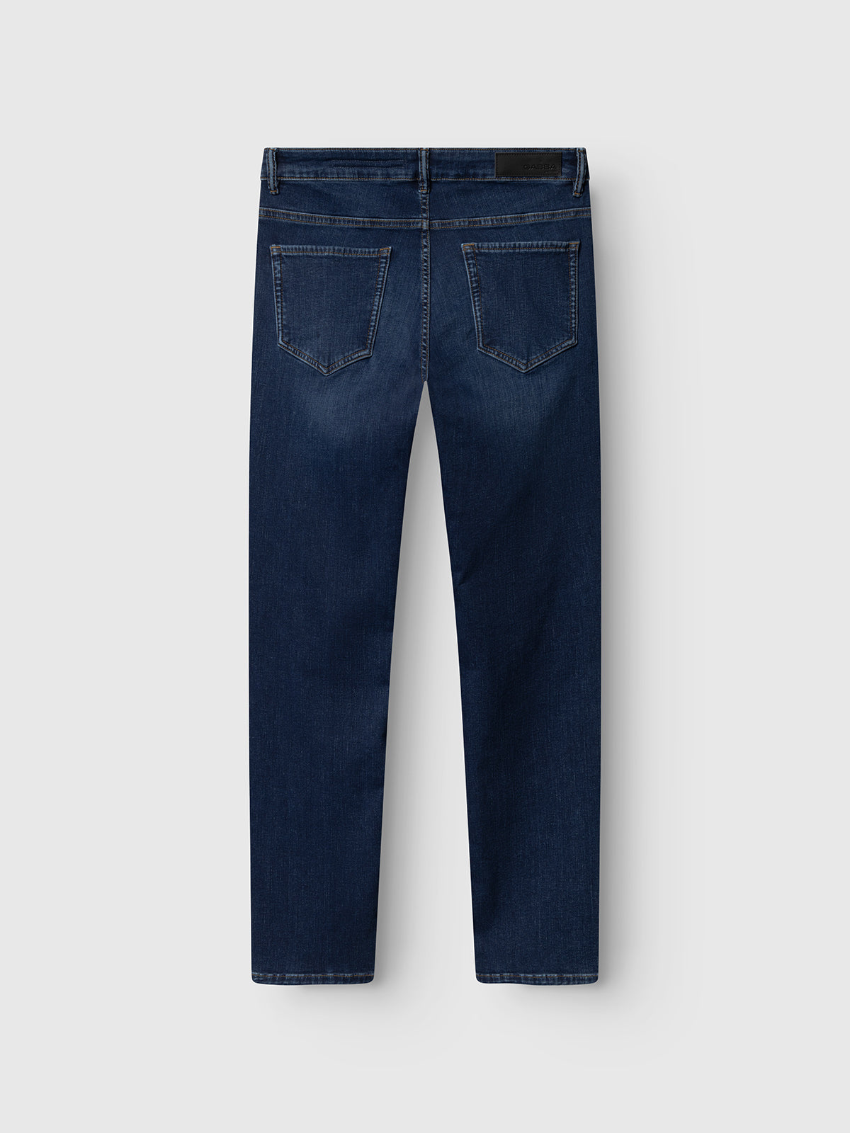 Gabba Jones Dhera jeans i midblå denim, vises med klassisk pasform og synlige syninger på billedet.