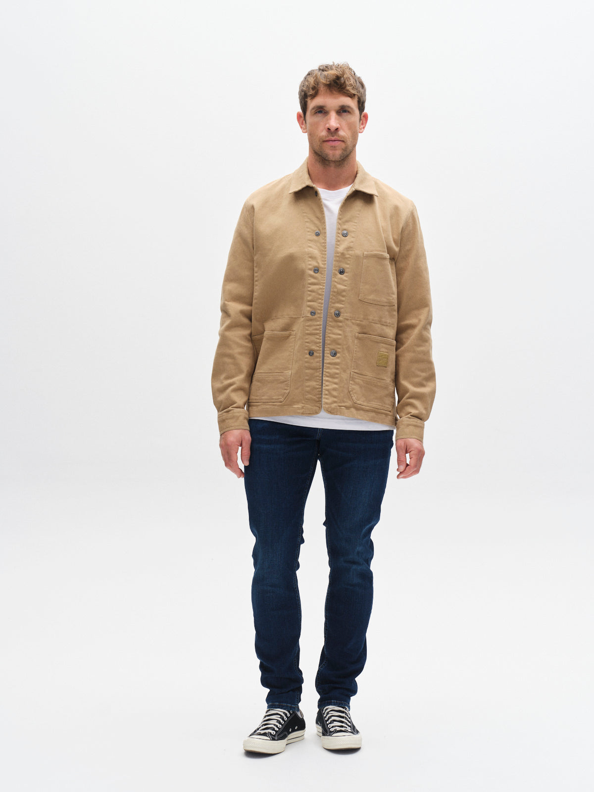 Gabba Jones Dhera jeans i midblå denim, slim fit, vises med klassisk lommedesign og moderne stil.
