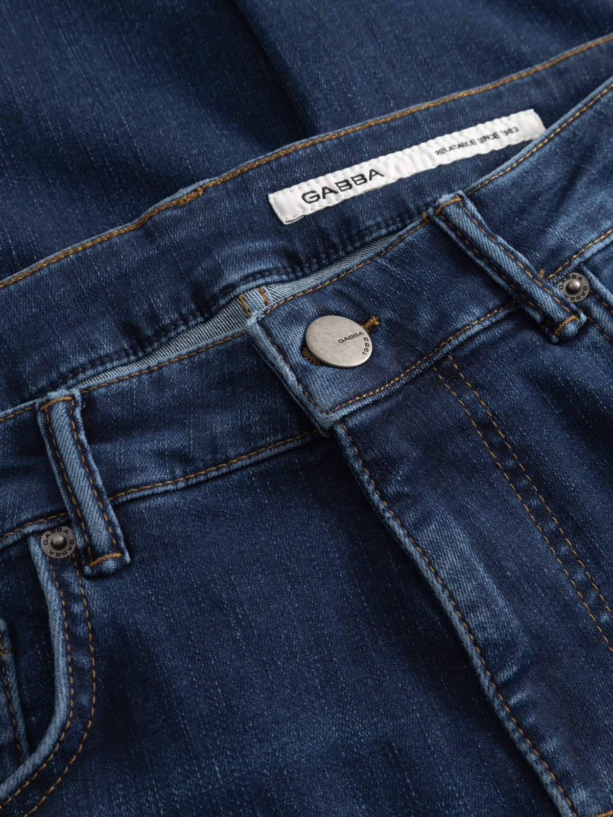 Gabba Jones Dhera jeans i midblå denim med klassisk pasform og synlige syninger, vist på model.