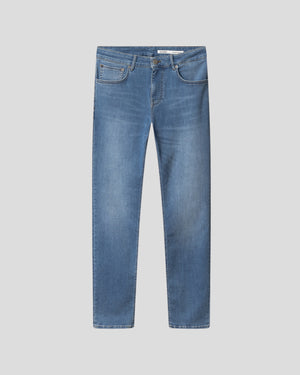 Gabba Jones Dhera jeans i lyseblå denim, klassisk pasform og synlige syninger, vises i dette billede.