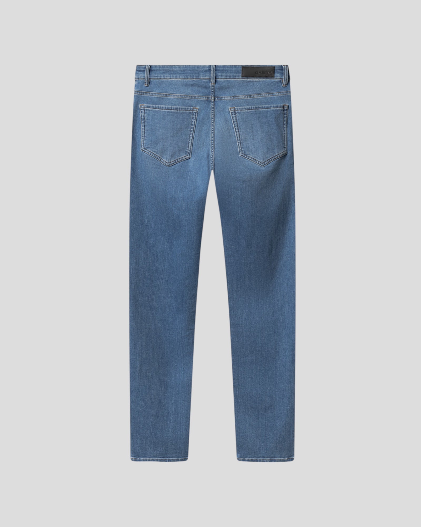Lyseblå denim jeans fra Gabba Jones Dhera i klassisk pasform, synlig med detalje af denimtekstur og lynlåsdetalje.