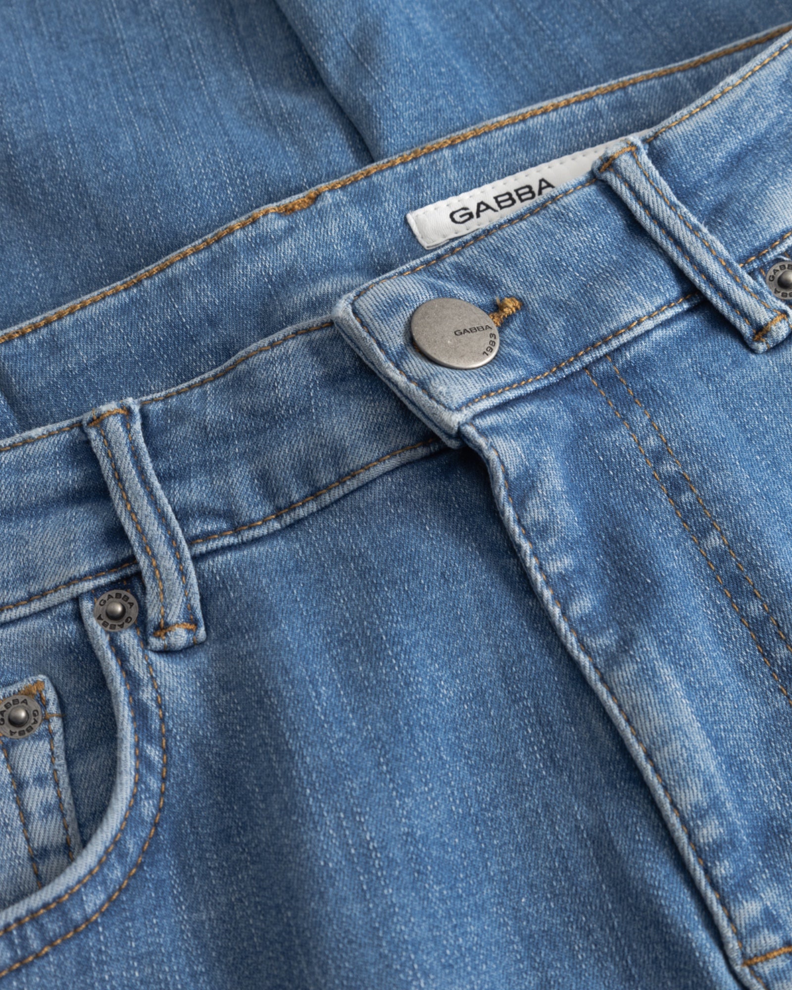Gabba Jones Dhera jeans i lyseblå denim, klassisk slim fit, synlig med lommer og detalje på bagdelen.