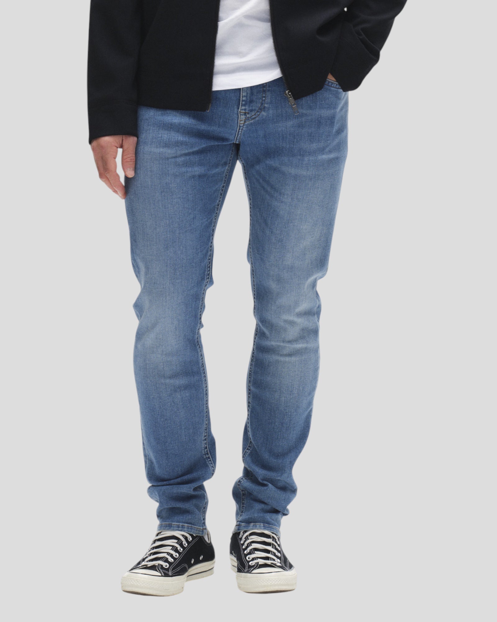 Gabba Jones Dhera jeans i lys denim, slim fit med klassisk blå farve og synlige syninger, foran og bagpå.