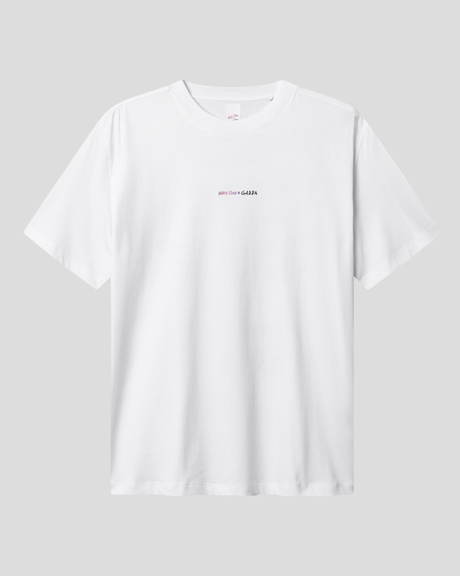 Hvid Gabba Nigel Boxy Nando SS T-shirt, kort ærme, afslappet pasform, foran med logo, på neutral baggrund