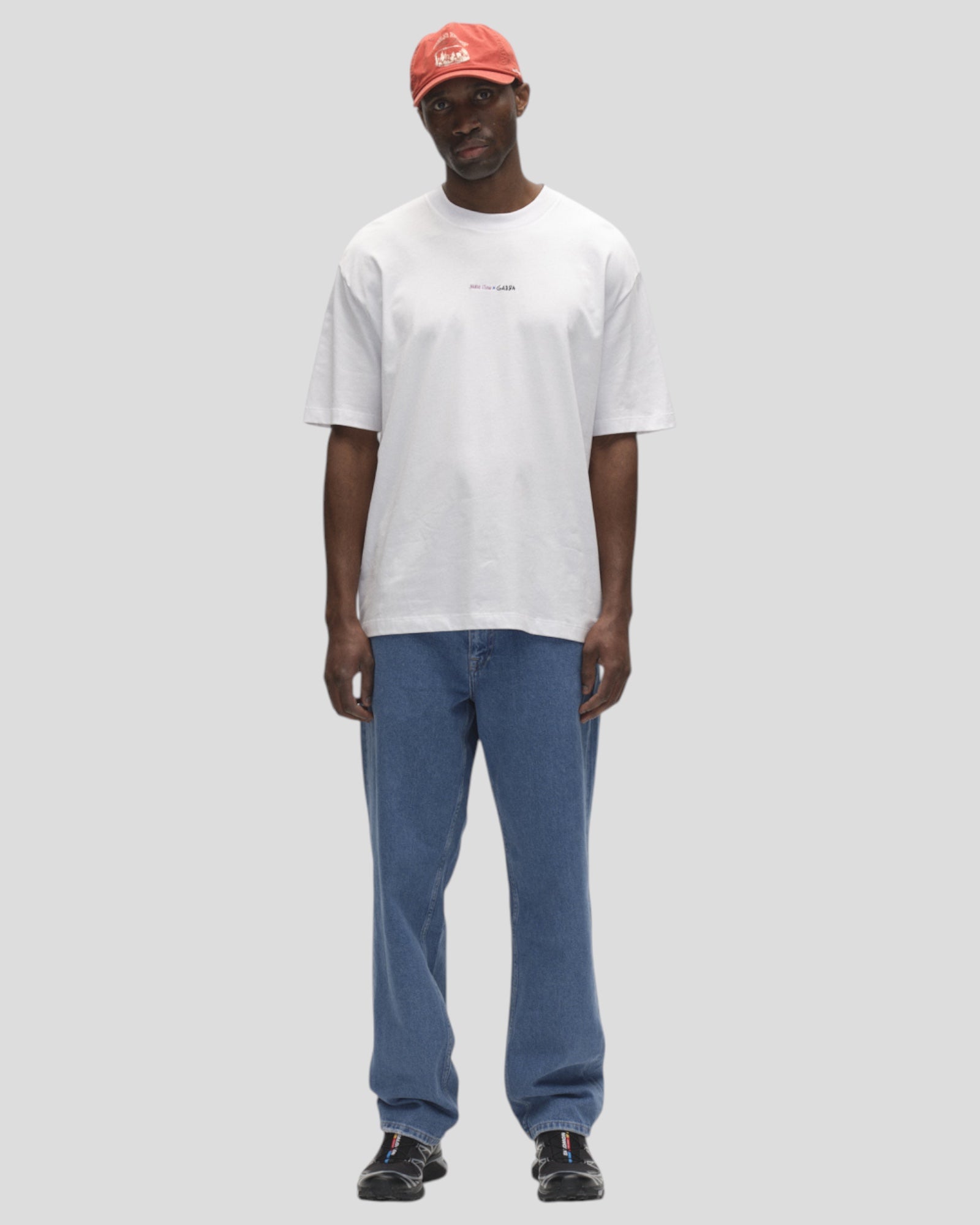Hvid Nigel Boxy Nando SS T-shirt fra Gabba, kort ærme, afslappet pasform, enkel design, synlig foran på modellen