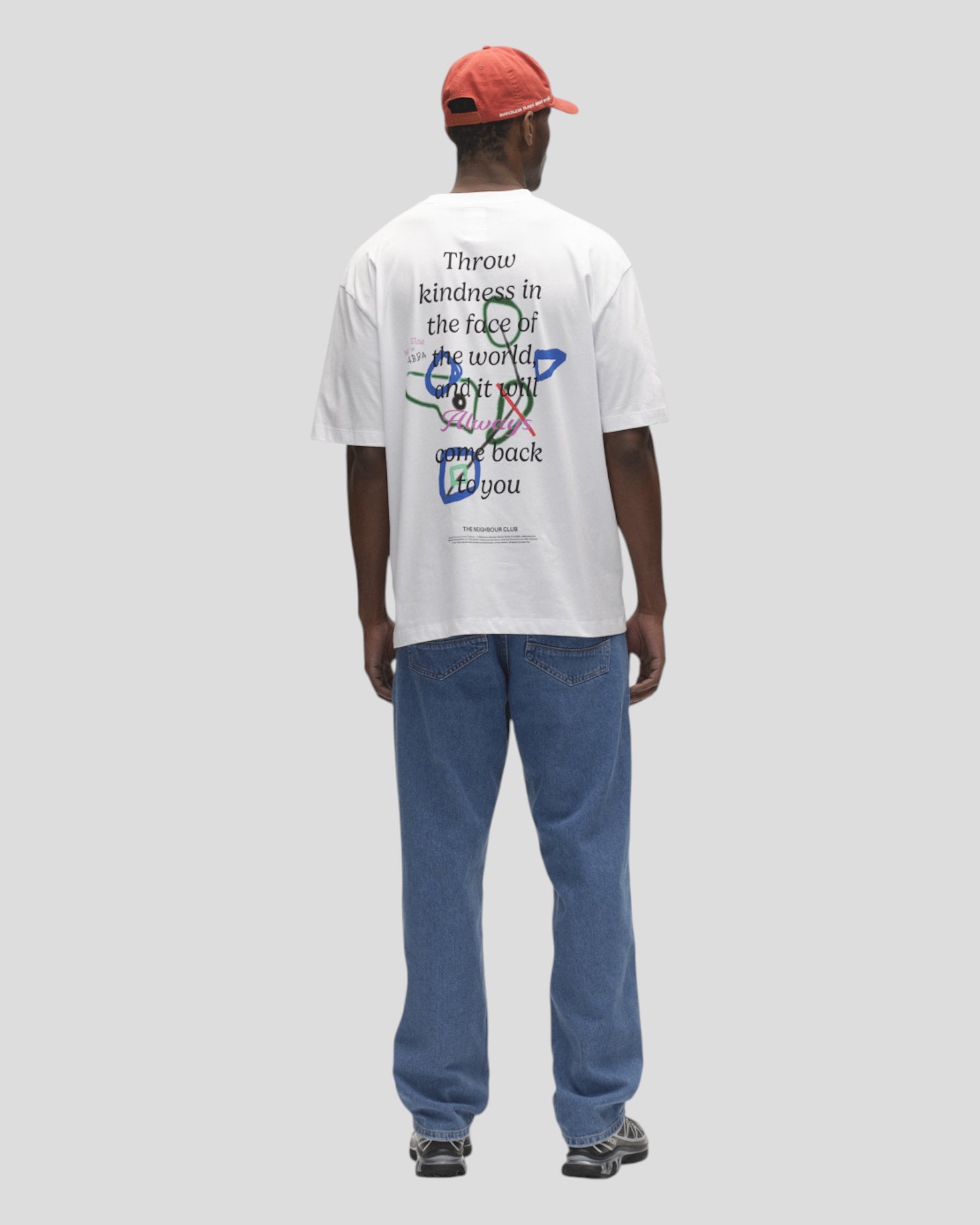 Hvid Gabba Nigel Boxy Nando SS T-shirt, kortærmet tee med logo-tryk foran, afslappet pasform, vises på model.