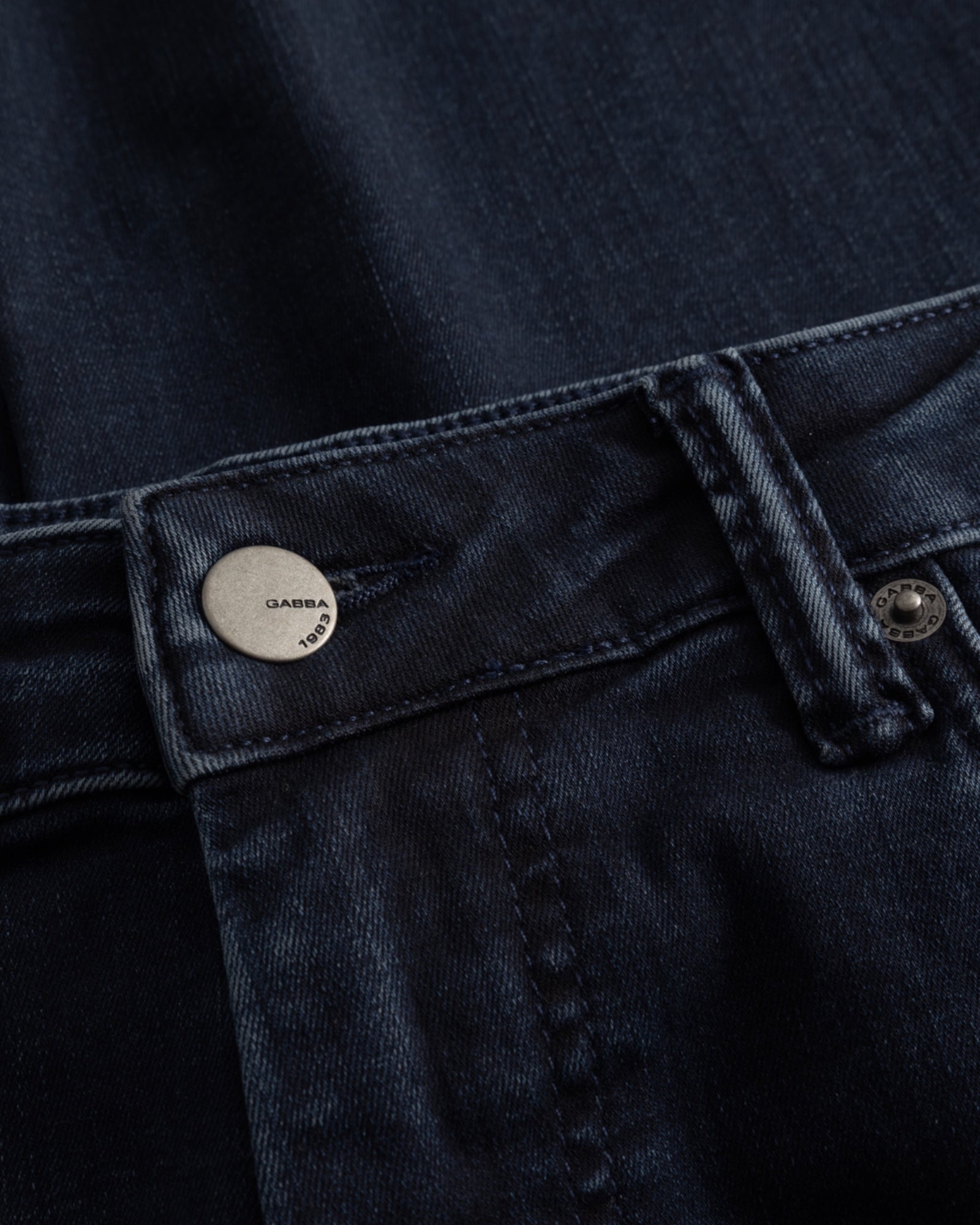 Gabba Jones blåsort denim jeans, klassisk pasform og synlige syninger, vist på modellen, detaljer nærbillede af stoffet.