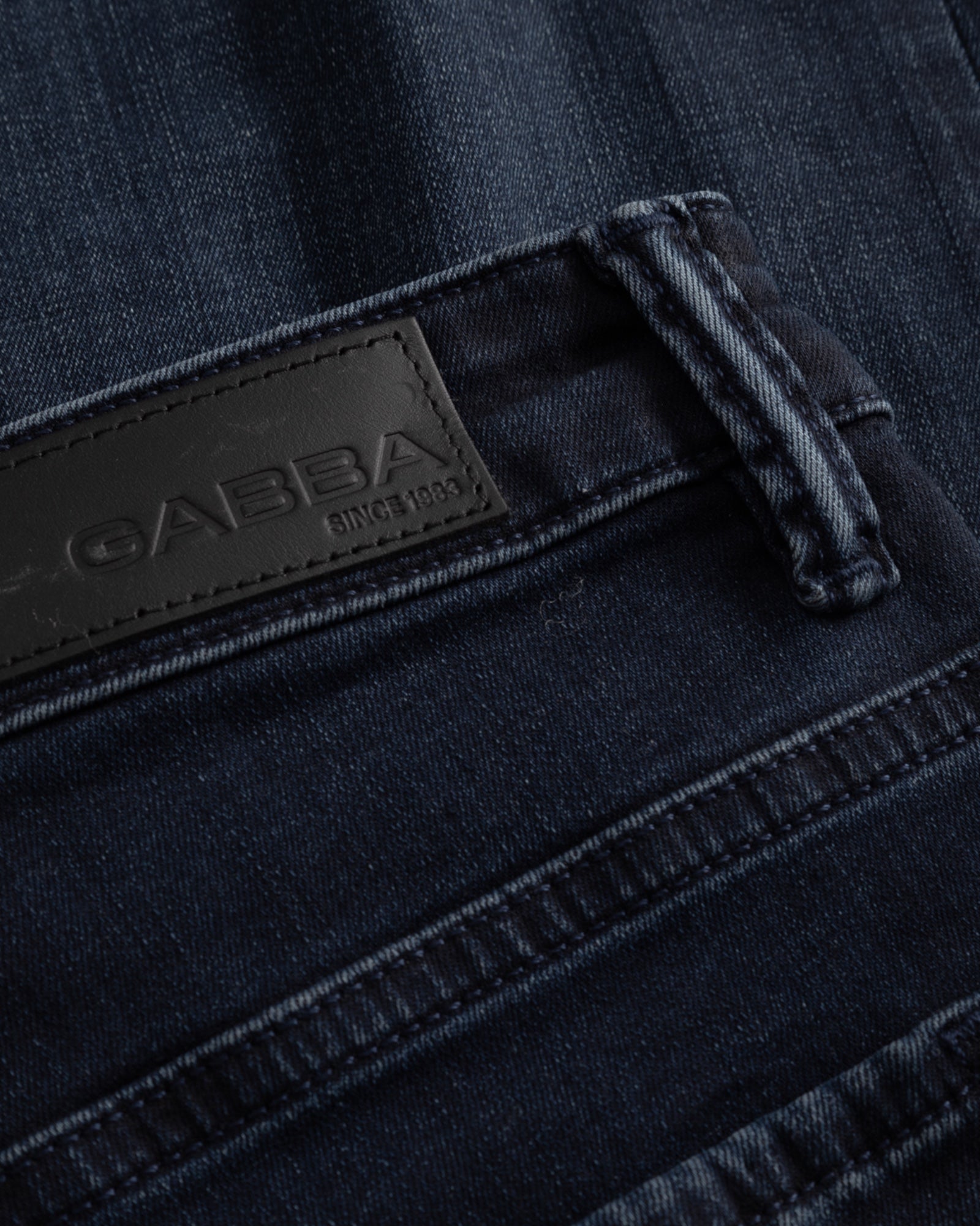 Gabba Jones blåsort denim jeans, slidte blå sorte jeans med klassisk pasform og synlige syninger.