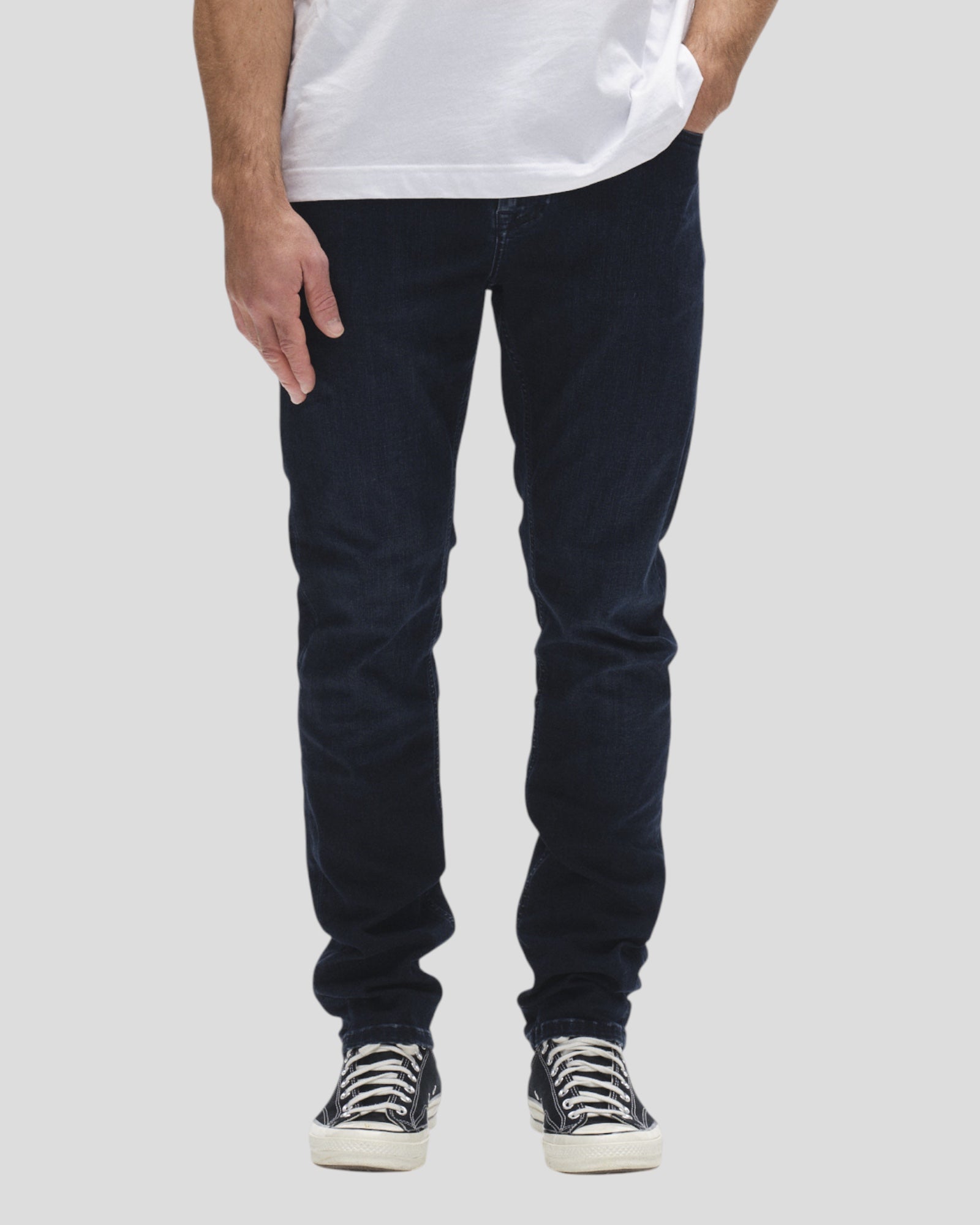 Gabba Jones Blueblack jeans i blå sort denim, vises med close-up af stoffet og pasformen på billedet.