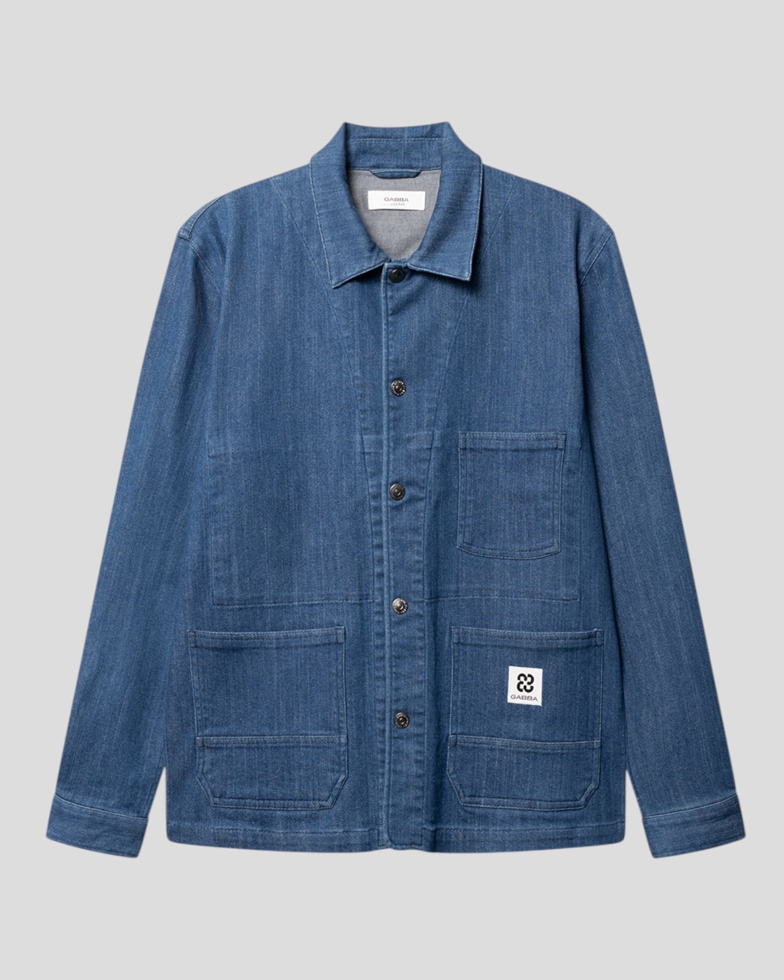 Gabba Beta Denim LS Overshirt i midblå denim, langærmet, afslappet skjorte med synlige syninger og knapper.