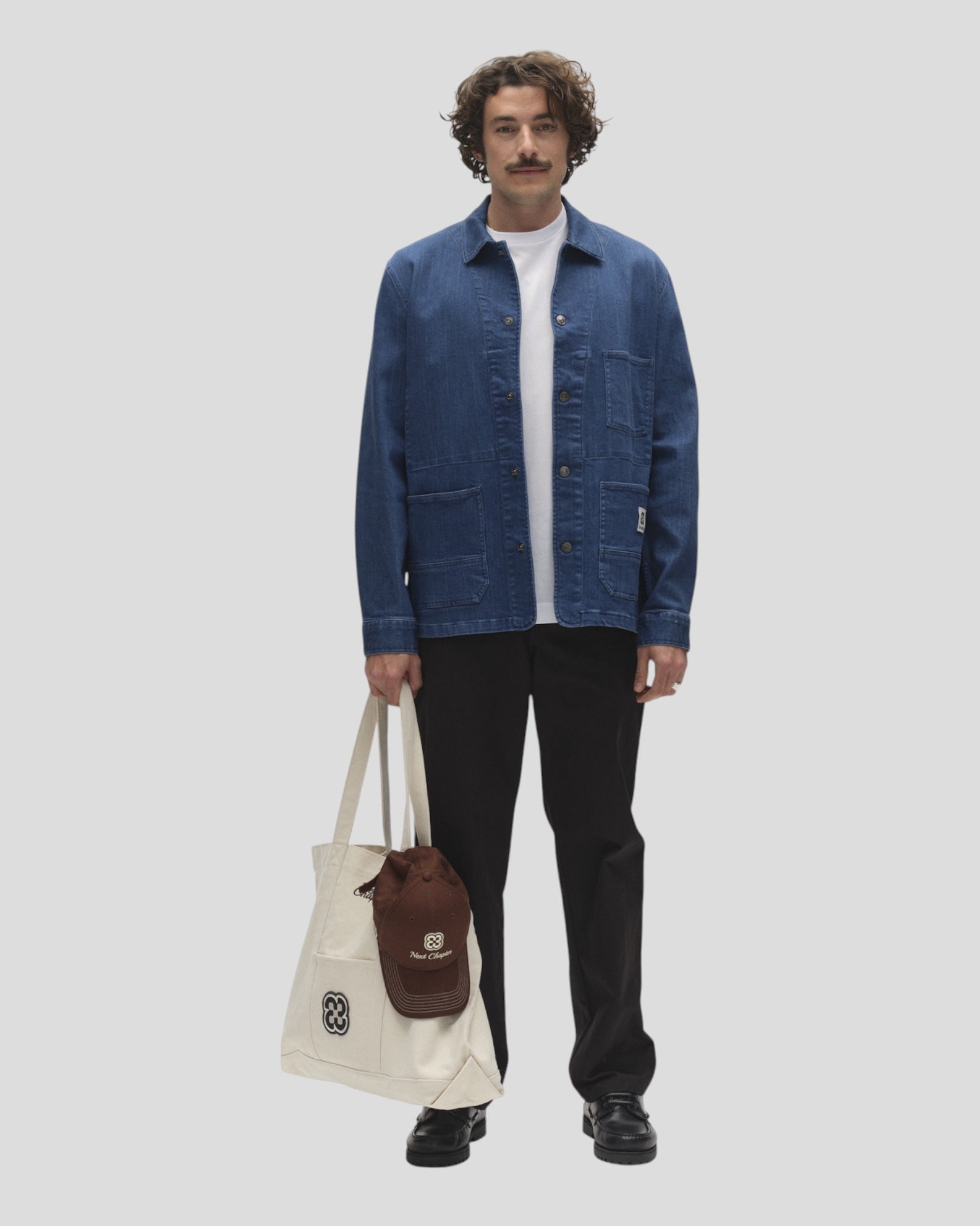 Gabba Beta Denim LS Overshirt i mellemblå denim, åben visning af casual skjorte med lange ærmer og klassisk denimstil.