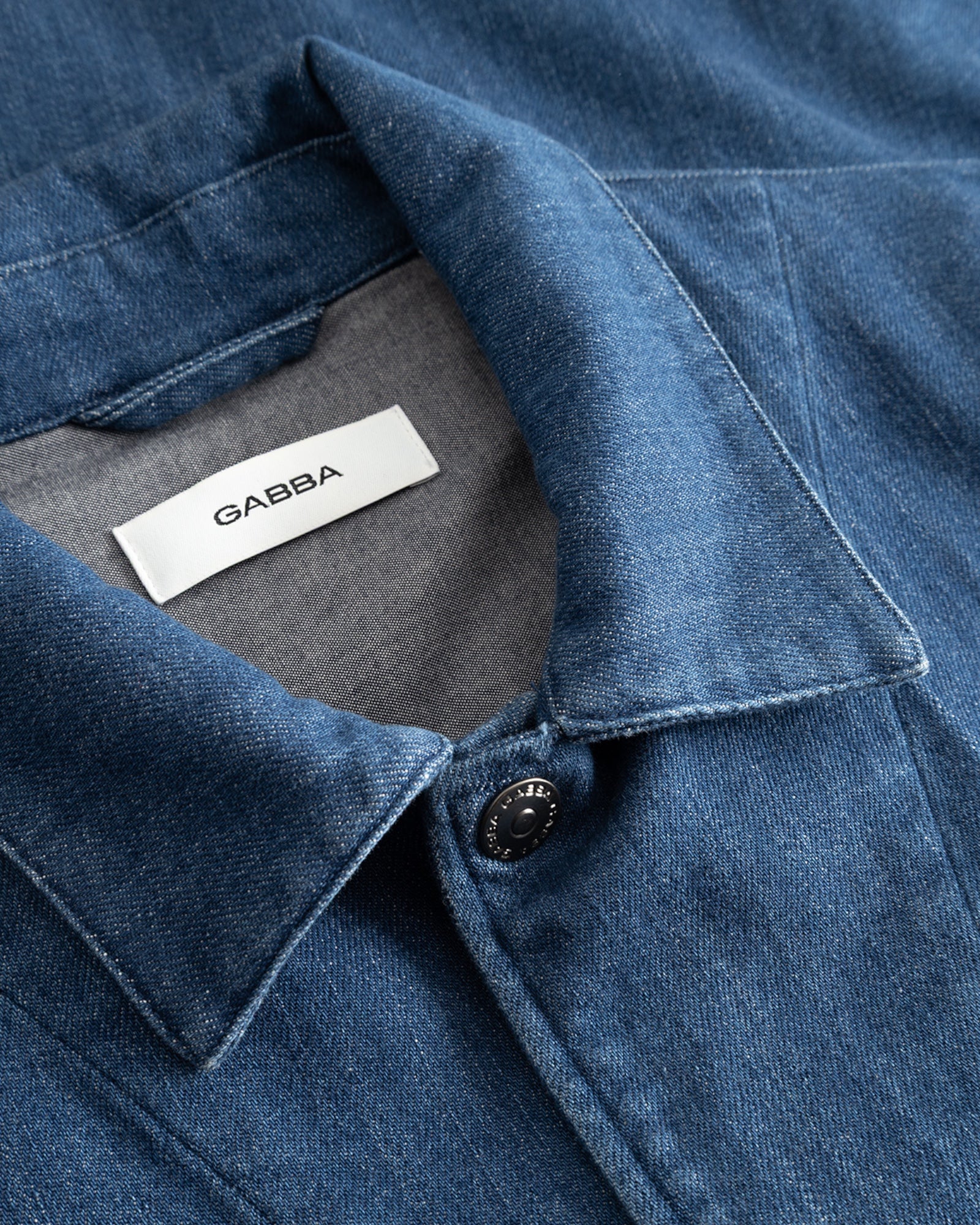 Gabba Beta Denim LS overshirt i midblå denim, langærmet herreovershirt med klassisk stil og synlige syninger.