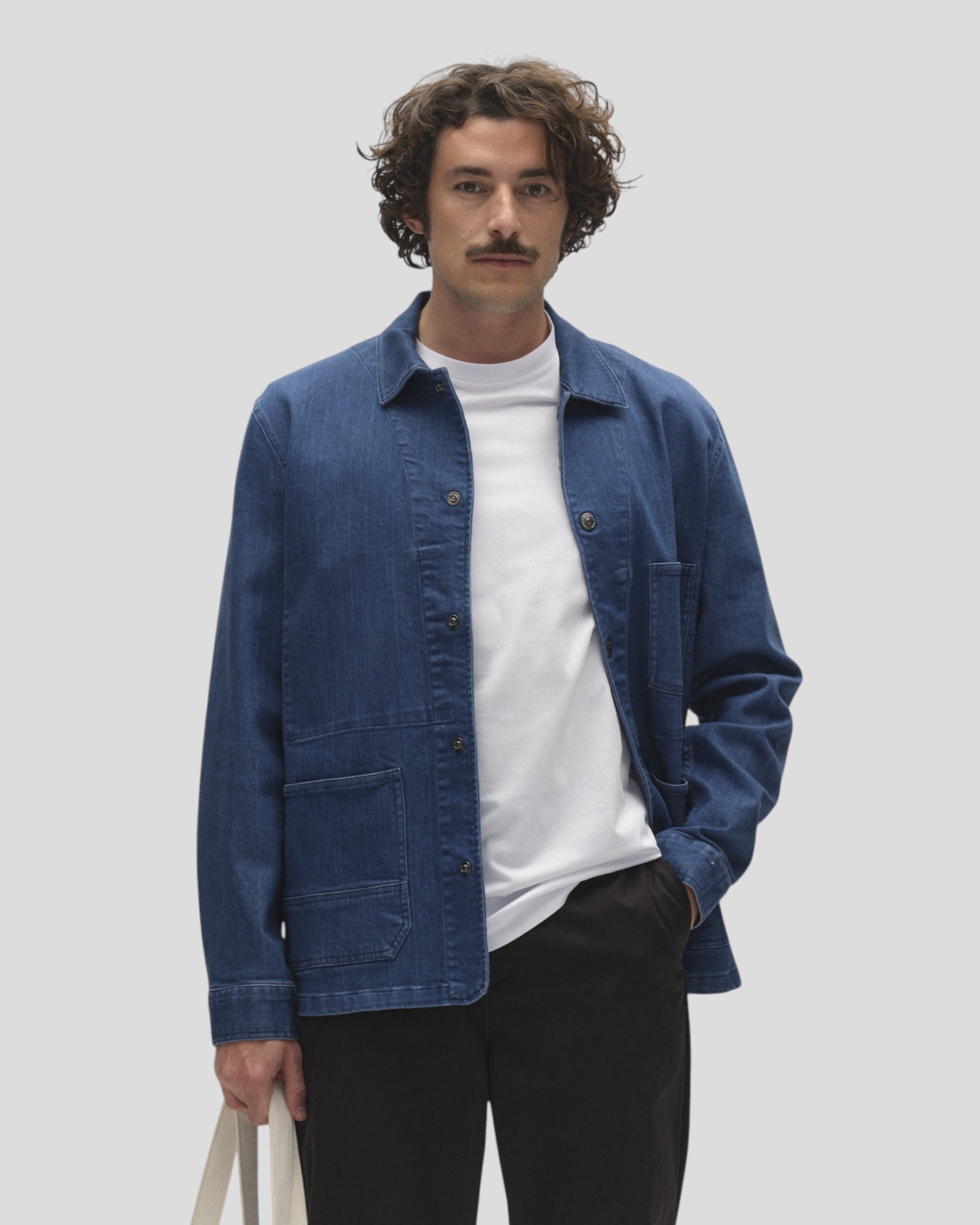 Gabba Beta Denim LS Overshirt i midblå denim med lange ærmer og knapper, casual stil, synlig foran.