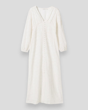 Hvid N-Lilith Maxi Kjole fra Noella med let stof og elegant snit, vist på model i en lys setting