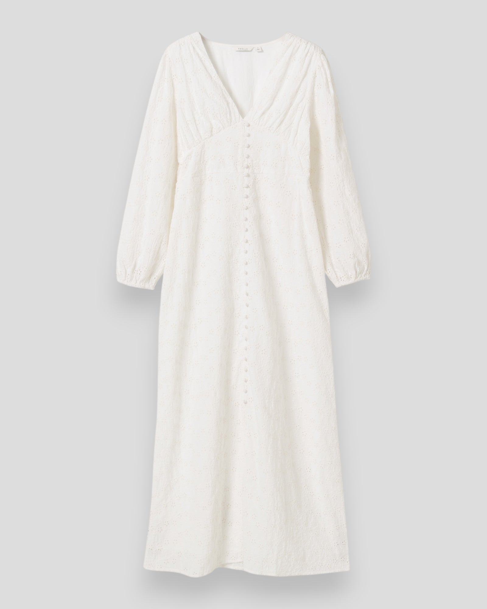 Hvid Noella N-Lilith MAXI kjole med blødt stof og elegant snit, vist på model.