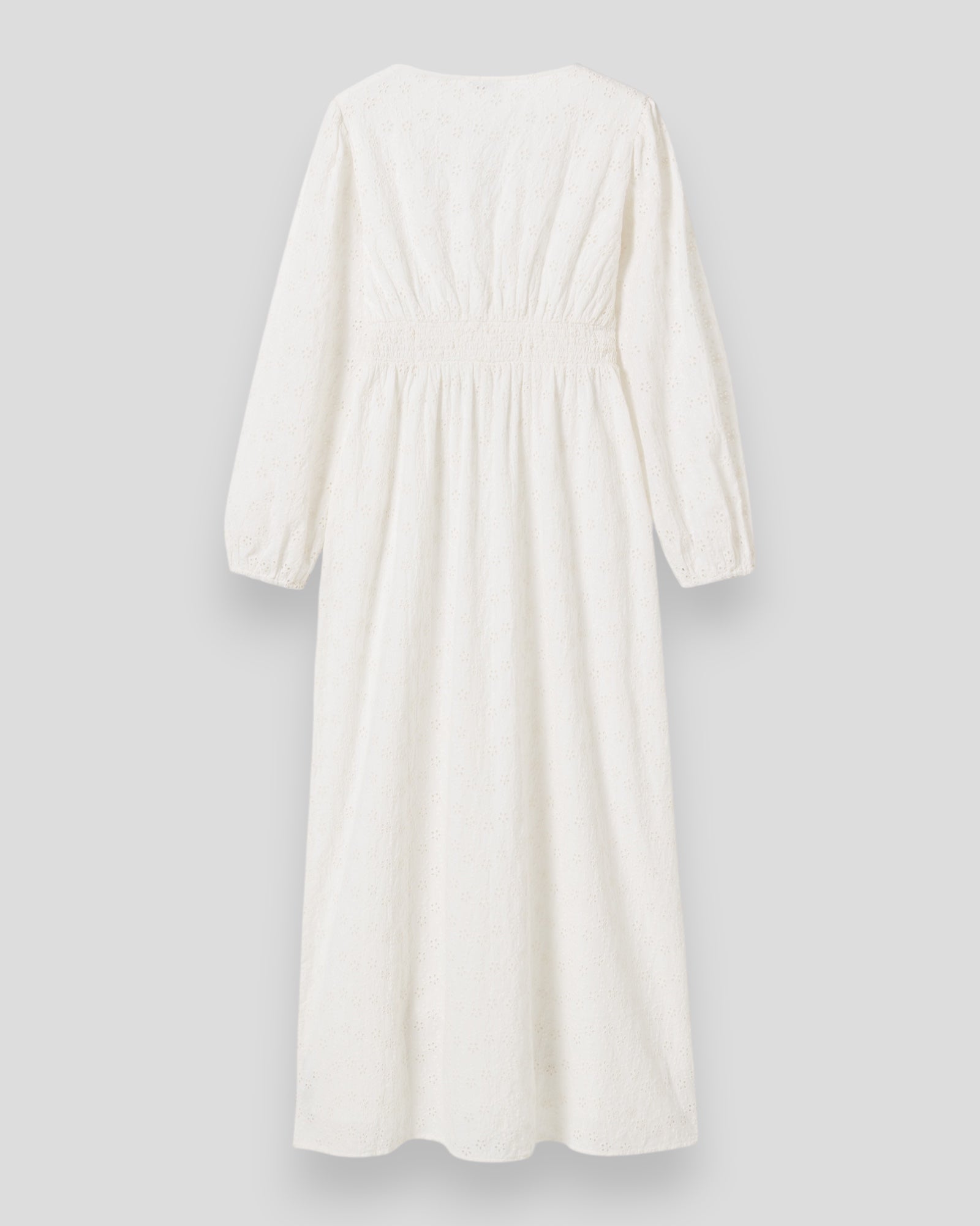 Noella N-Lilith Maxi kjole i hvid, flydende stof med elegant snit og lange ærmer, vist på modell.