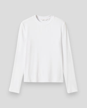 Noella Lidie LS Top i hvid med lange ærmer og rund hals, vist på model, blød og komfortabel bomuldskvalitet