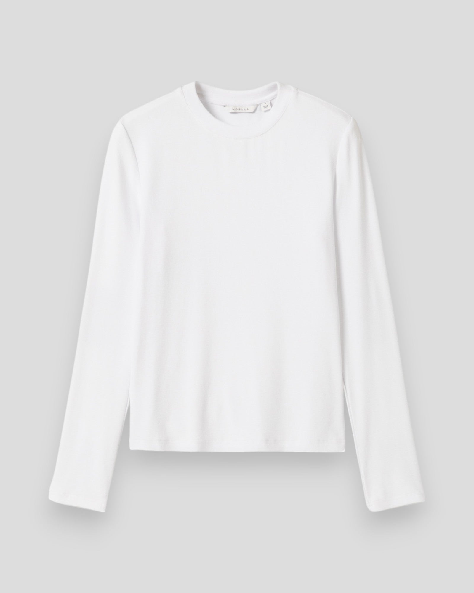 Noella Lidie LS Top i hvid med lange ærmer og rund hals, vist på model, blød og komfortabel bomuldskvalitet