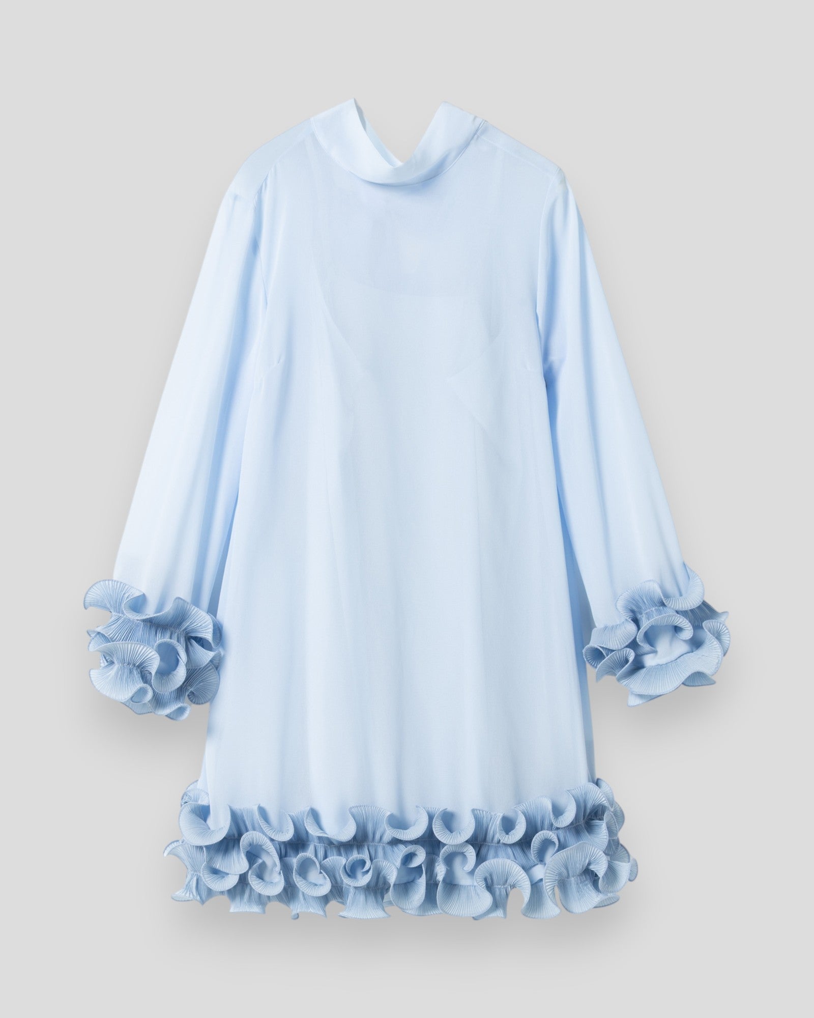 Lyseblå Noella Latania kjole med blødt stof og elegant snit, perfekt til sommer- eller hverdagsbrug.