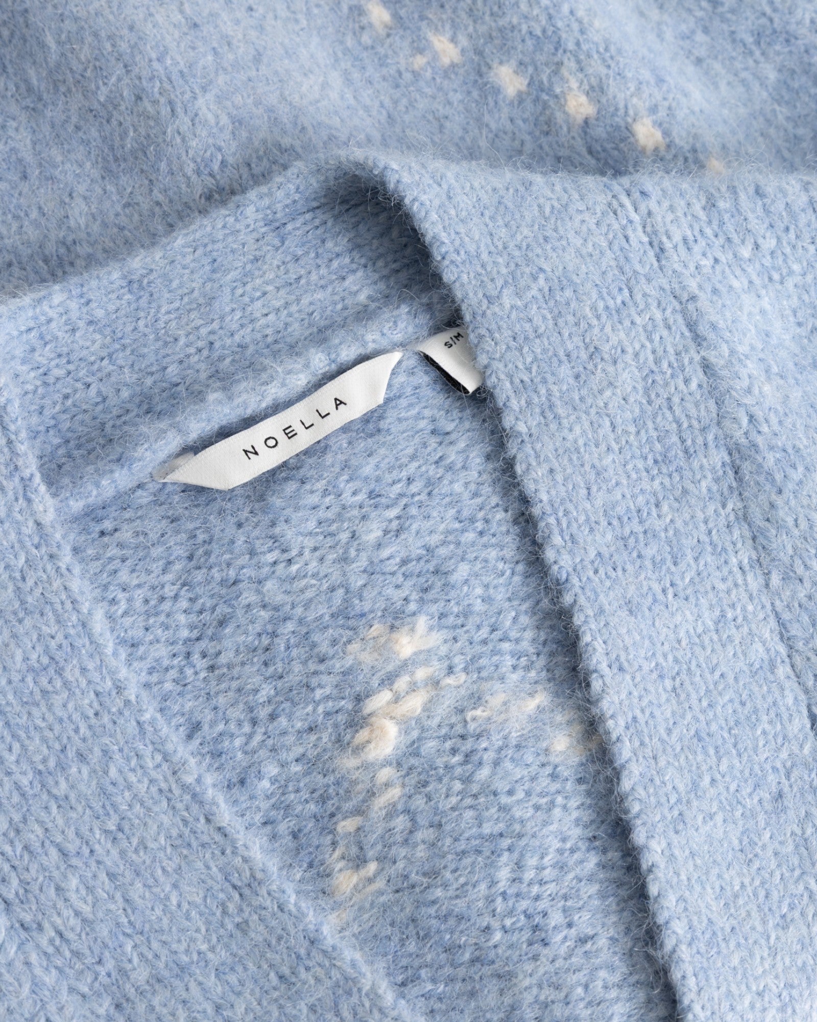 Noella N-Laiana strikket cardigan til kvinder i himmelblå miks, vises med åben front og ribkant detalje.
