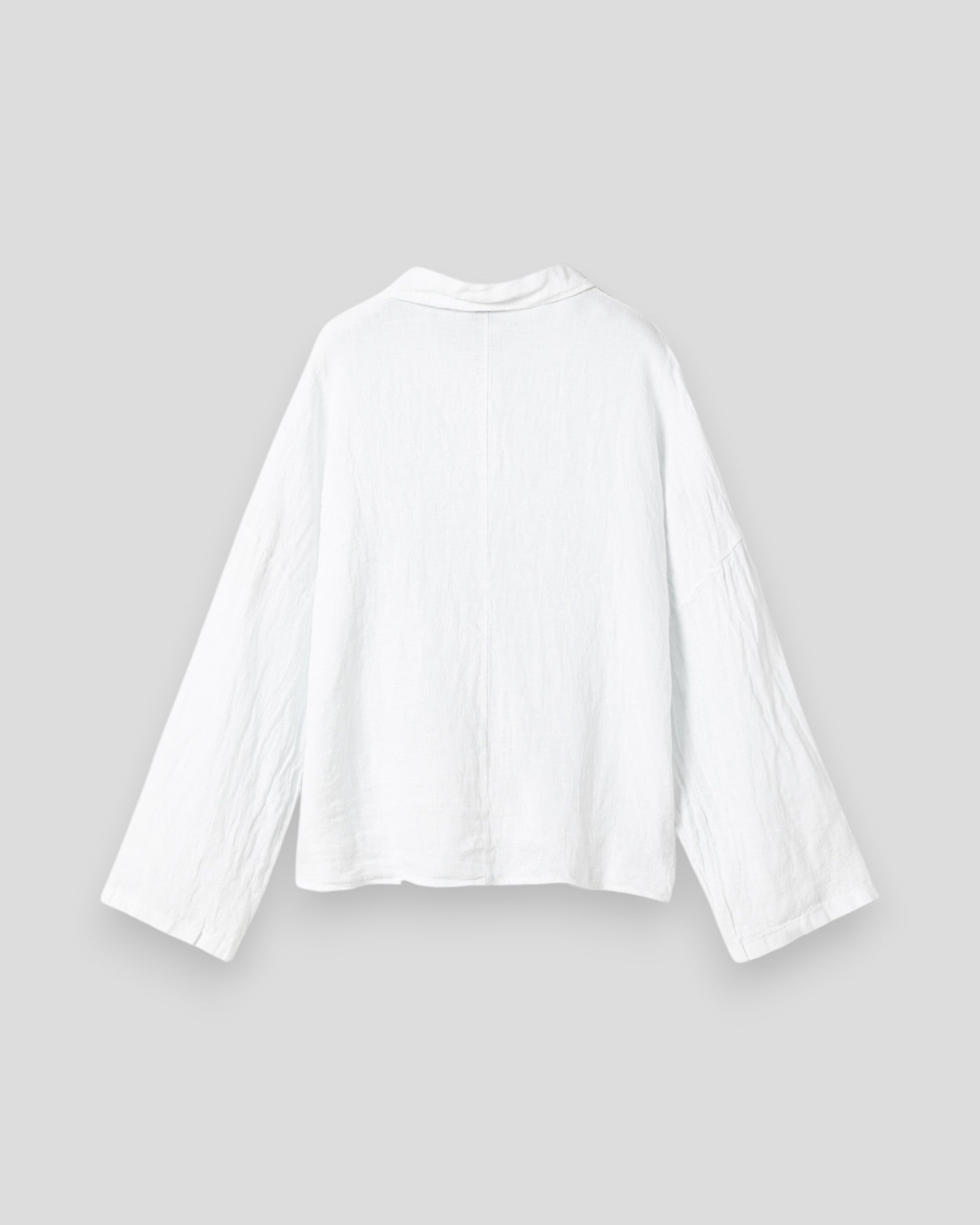 Hvid Noella Leanora dameskjorte med langærmet design og elegant pasform, perfekt til hverdag og formelle anledninger.