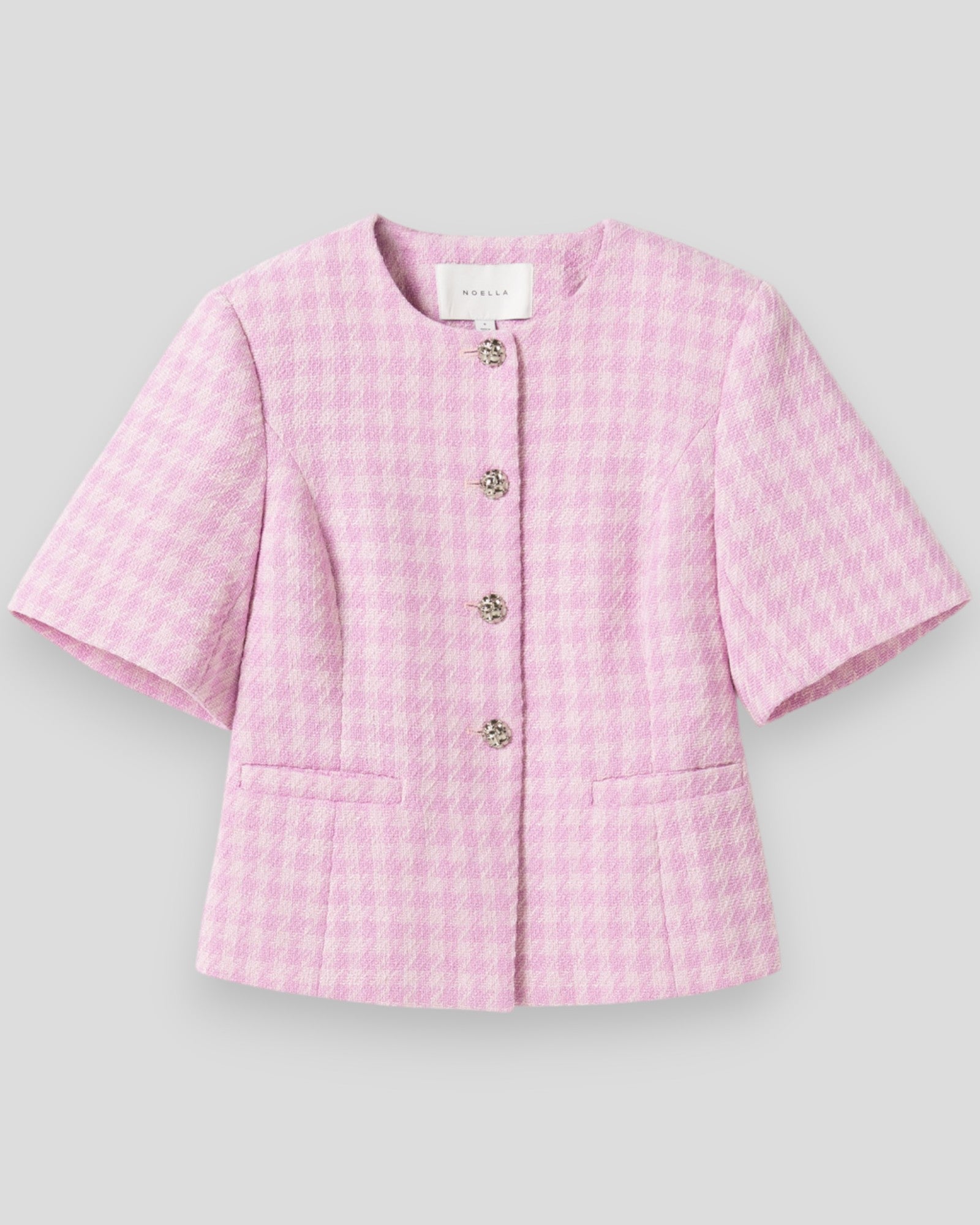 Noella N-Kasaundra blazer til kvinder i baby pink, vises på model med bælte og klassisk snit.