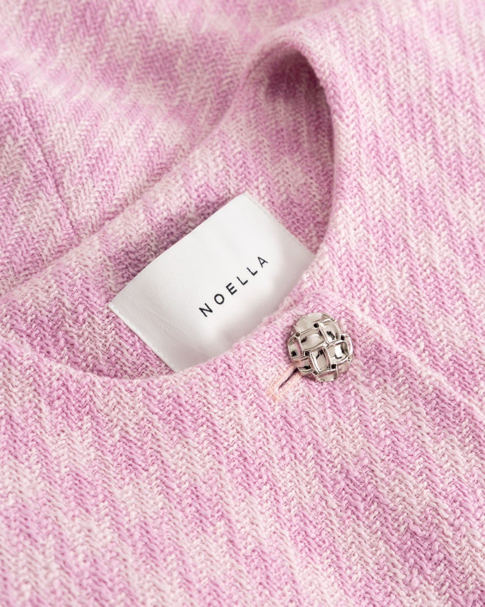 Noella N-Kasaundra blazer til kvinder i baby pink, vises på model med lukket front og klassisk pasform