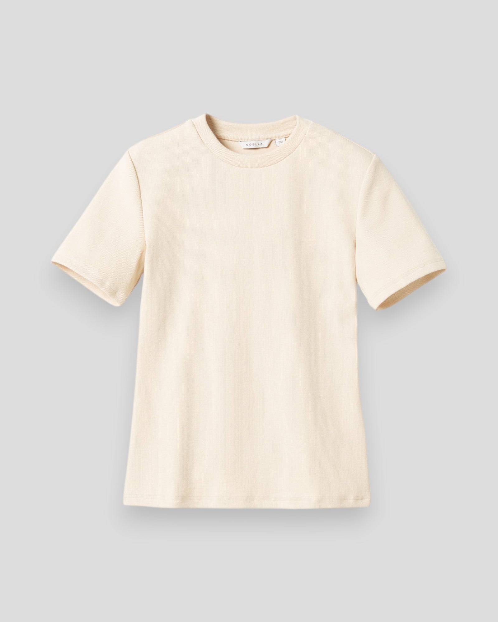 Noella N-Lidie SS Top i ivory farve, let og stilfuld top til kvinder, vist i et billede.