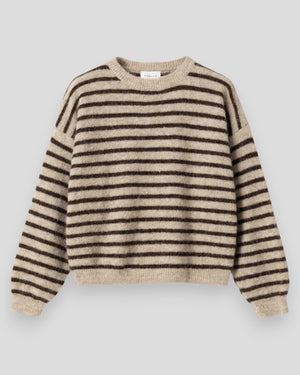 Damestrik fra Noella, N-Mafalda Knit i brun sandstribe, vises med strikket tekstur og klassisk design.