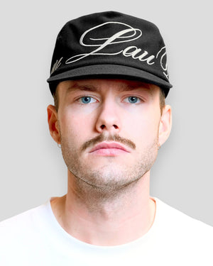 Sort Lau Lau baseballkasket med loop-design, justerbar skygge og komfortabel pasform, perfekt til udendørs brug.