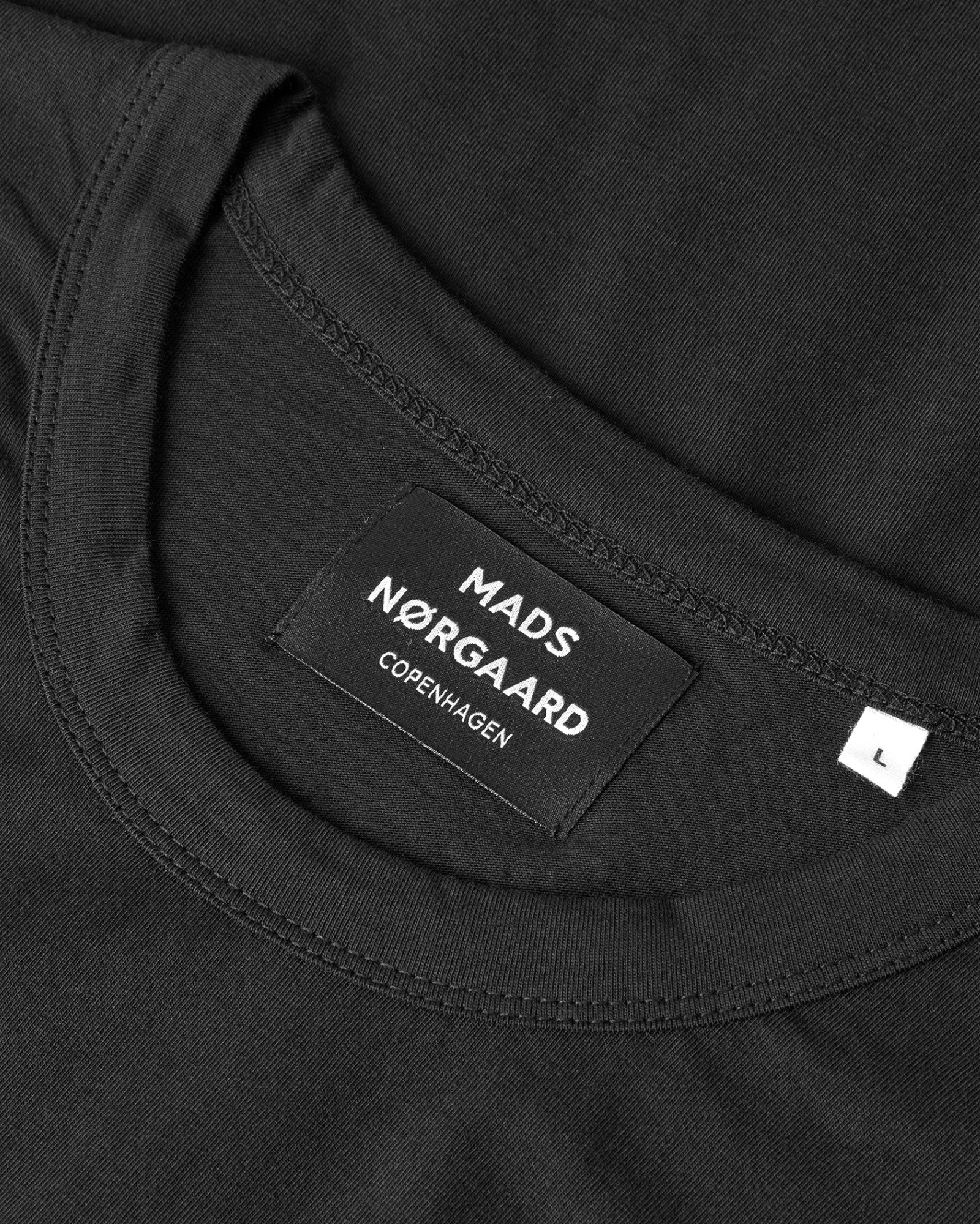 Sort langærmet T-shirt i fin Jersey fra Mads Nørgaard, blød og komfortabel, med enkel design og rund hals.