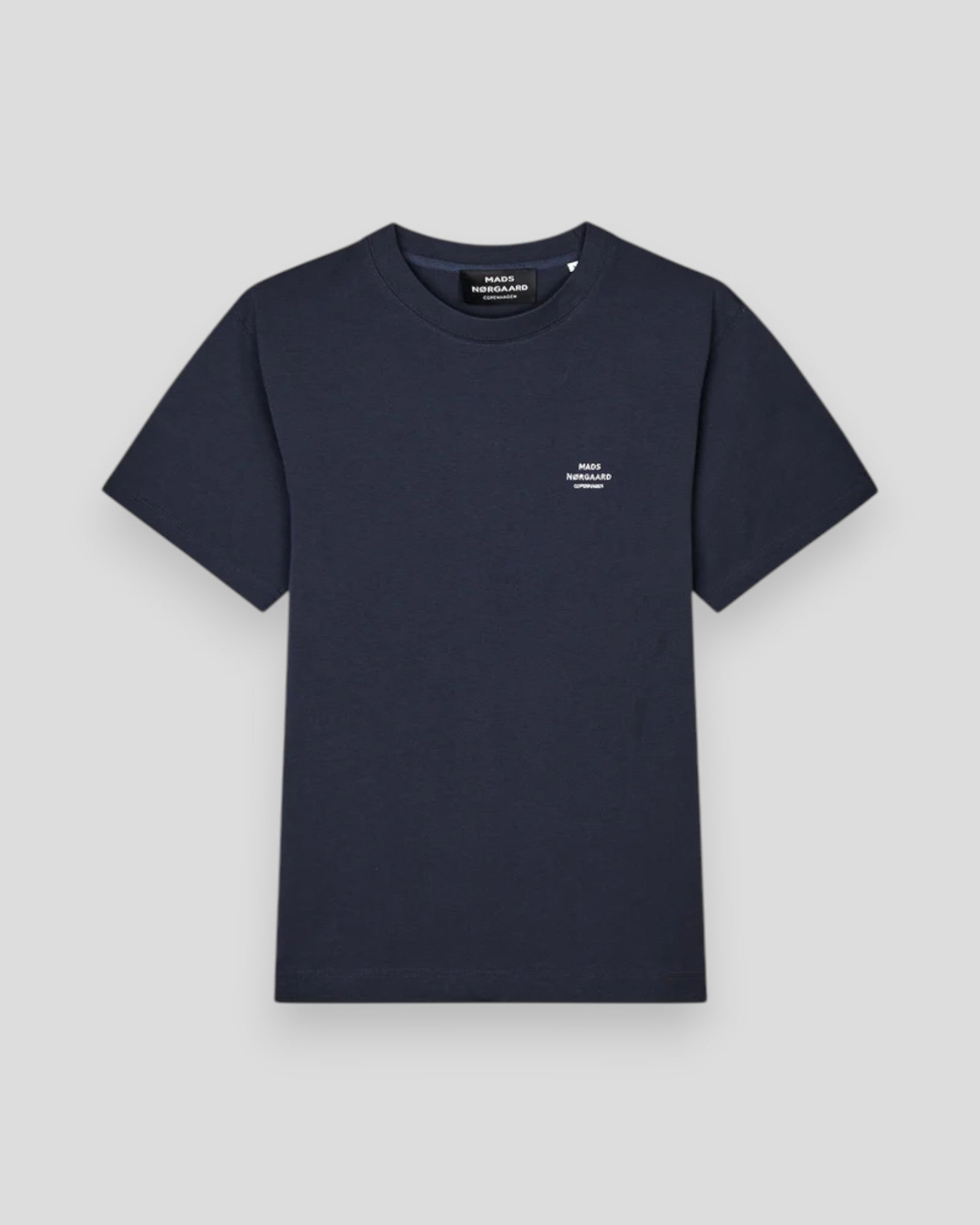 Mads Nørgaard bomuld Jersey Frode logo T-shirt i Parisian Night farve, afslappet og stilfuld til hverdagsbrug.