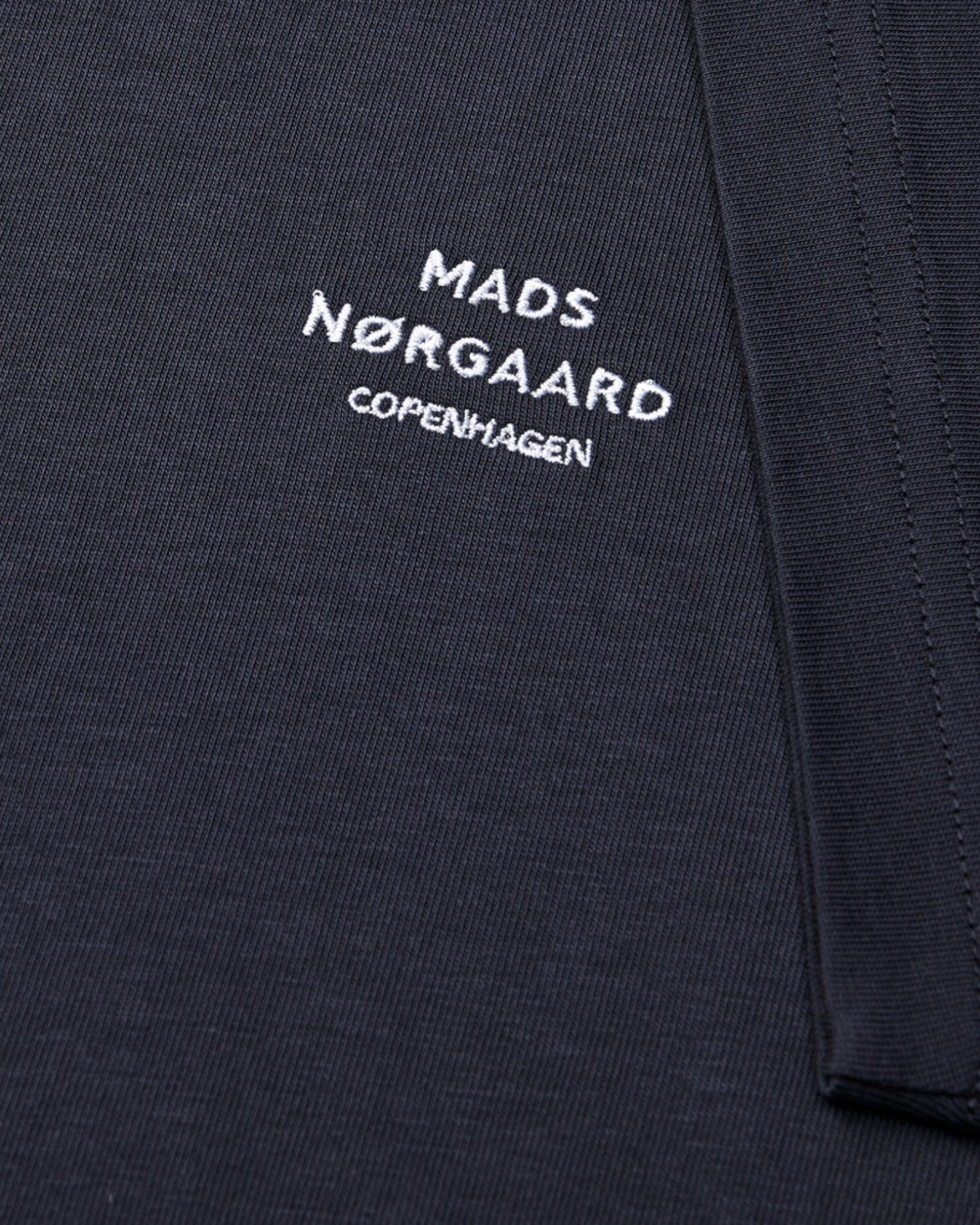 Mads Nørgaard bomuld Jersey Frode logo T-shirt i Parisian Night farve, afslappet tøj med logo-tryk.