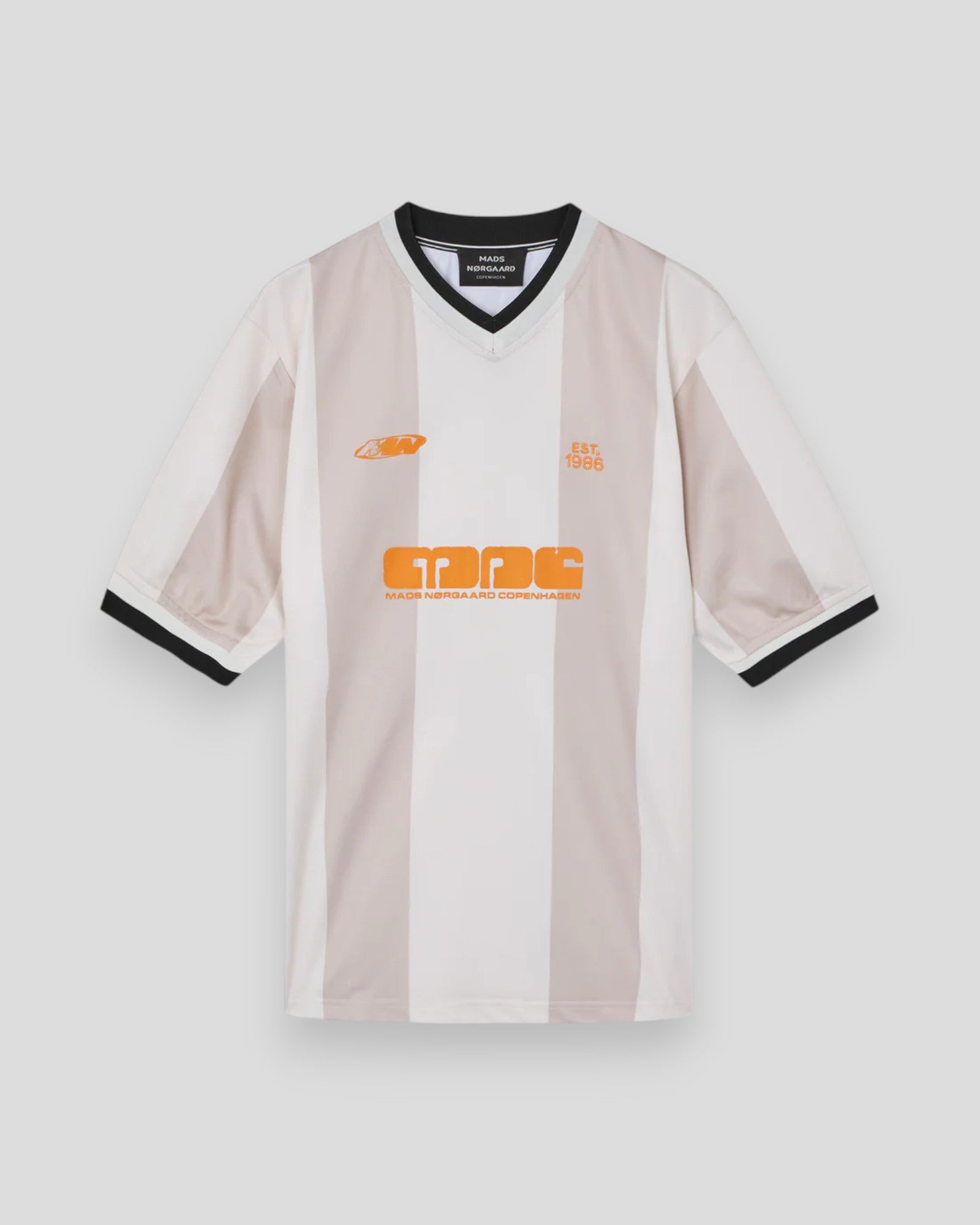 Sport football tee i oatmelfarvet bomuld fra Mads Nørgaard, afslappet t-shirt med sportstema og rund hals.