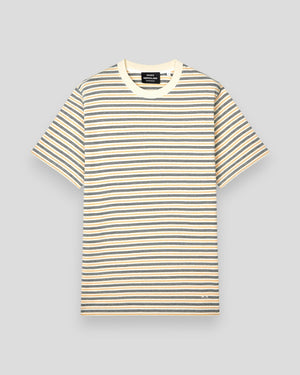 Mads Nørgaard bomuldsjersey T-shirt med striber i vanilje, himmelblå og zinnia, afslappet og stilfuld til daglig brug