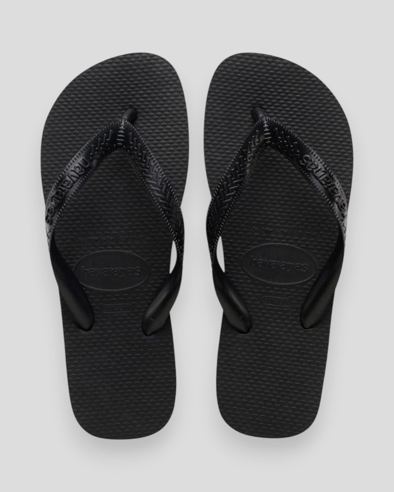 Sort Havaianas sandaler til kvinder med brede stropper og gummisål, komfortabelt sommerfodtøj.