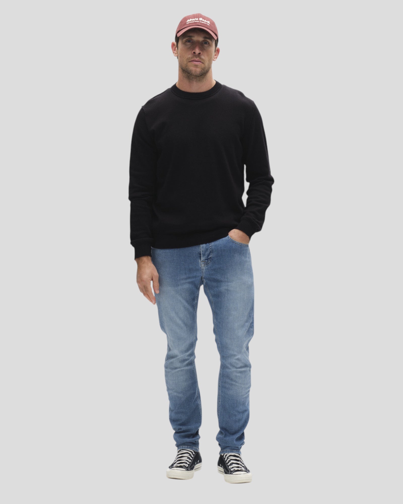 Gabba Jones K2615 jeans i denim vask med slim pasform, synlig på billedet.