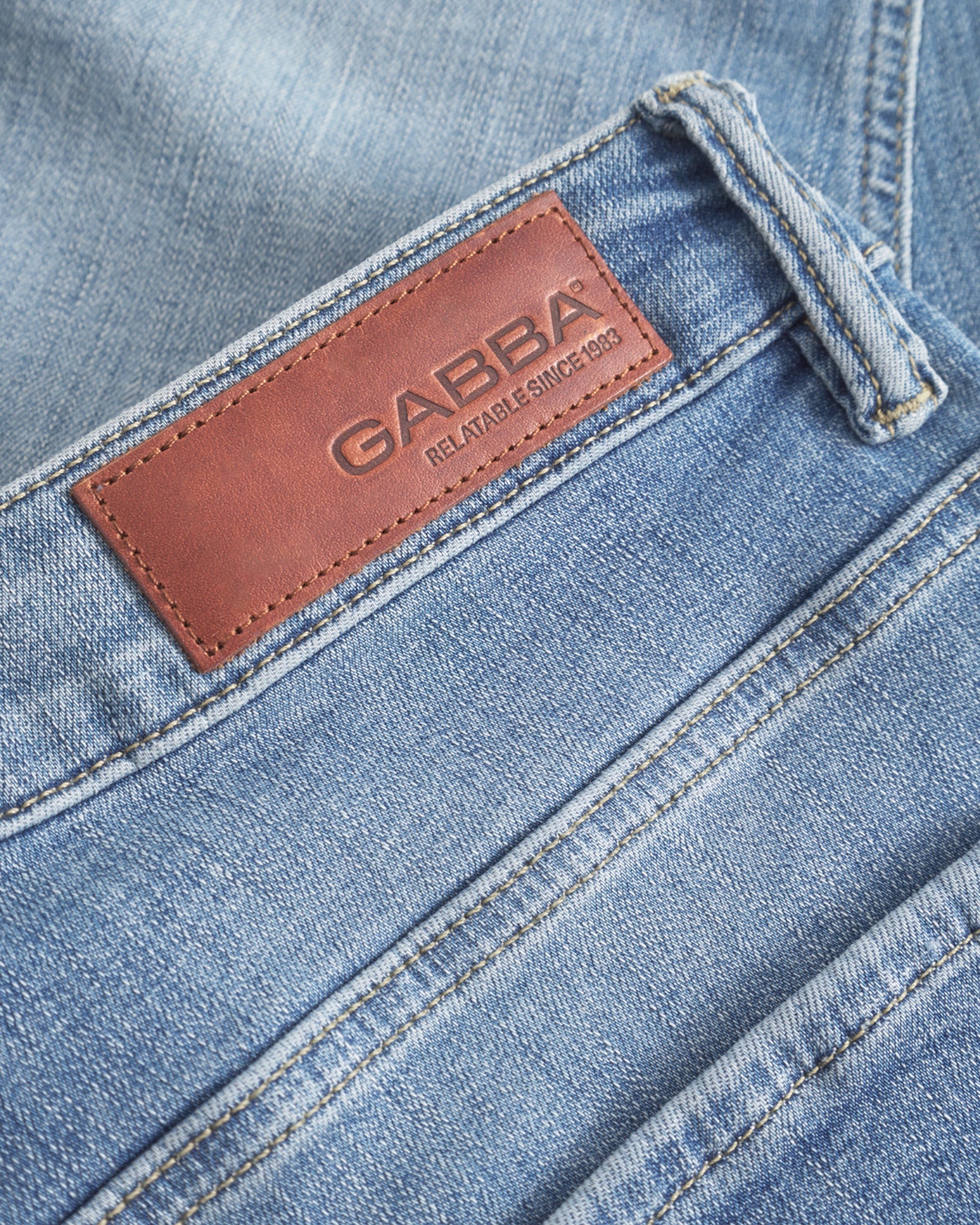 Aldeles jeans fra Gabba, Jones K2615 LT i denim vask, vises med almindelig pasform og klassisk denimfarve.