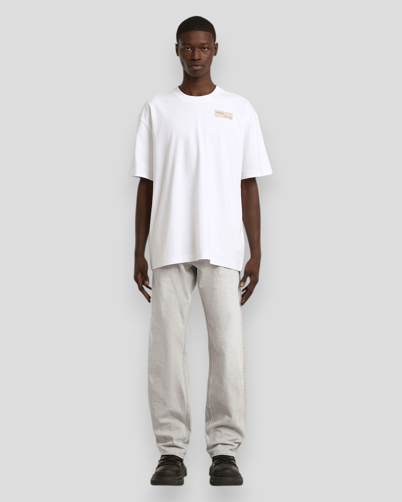 Hvid G-STAR RAW HB Badge Relaxed R T-shirt med logo foran, blødt bomuldsstof og afslappet pasform.