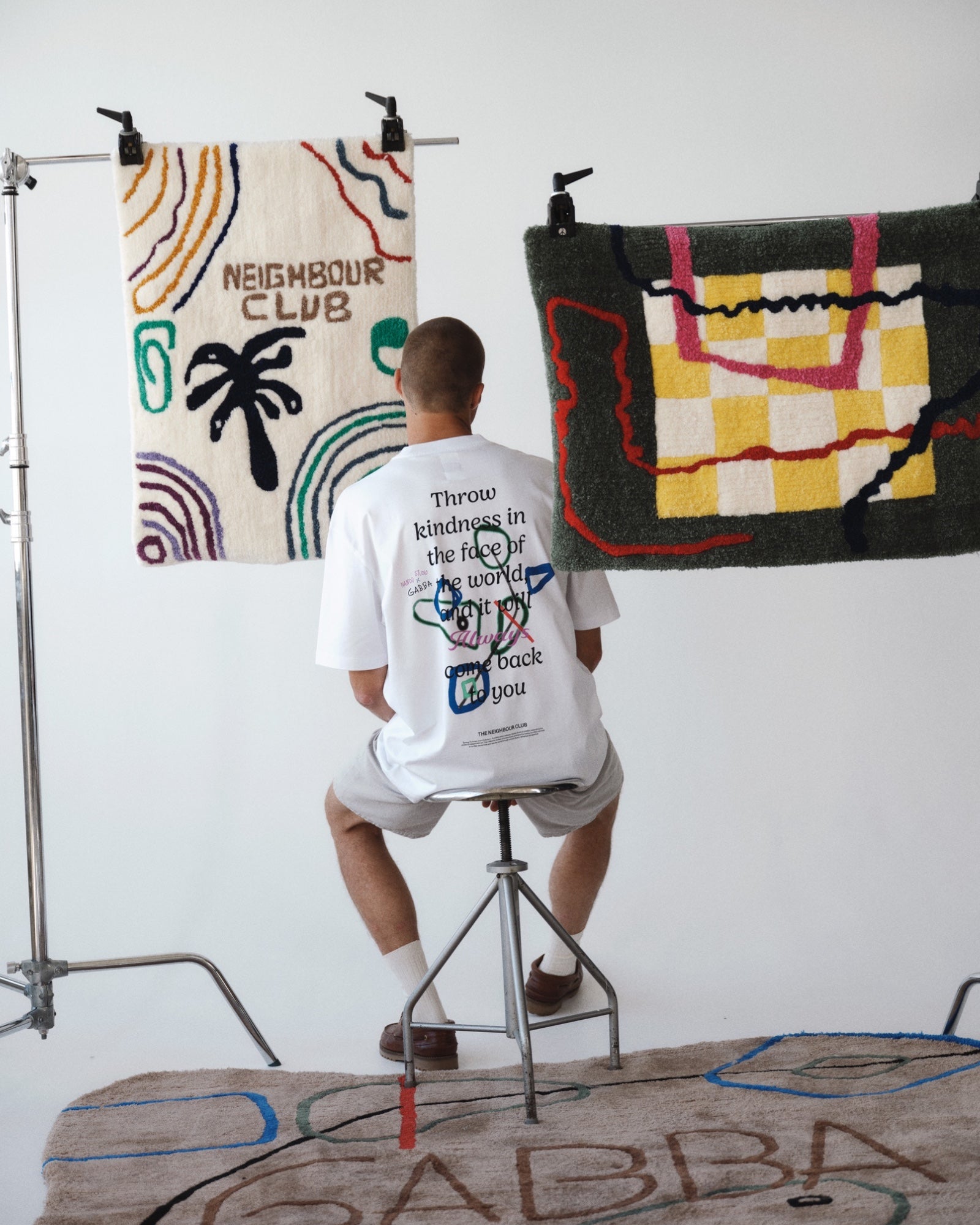 Hvid Gabba Nigel Boxy Nando SS T-shirt med afslappet pasform og logo-tryk foran, set mod hvid baggrund.