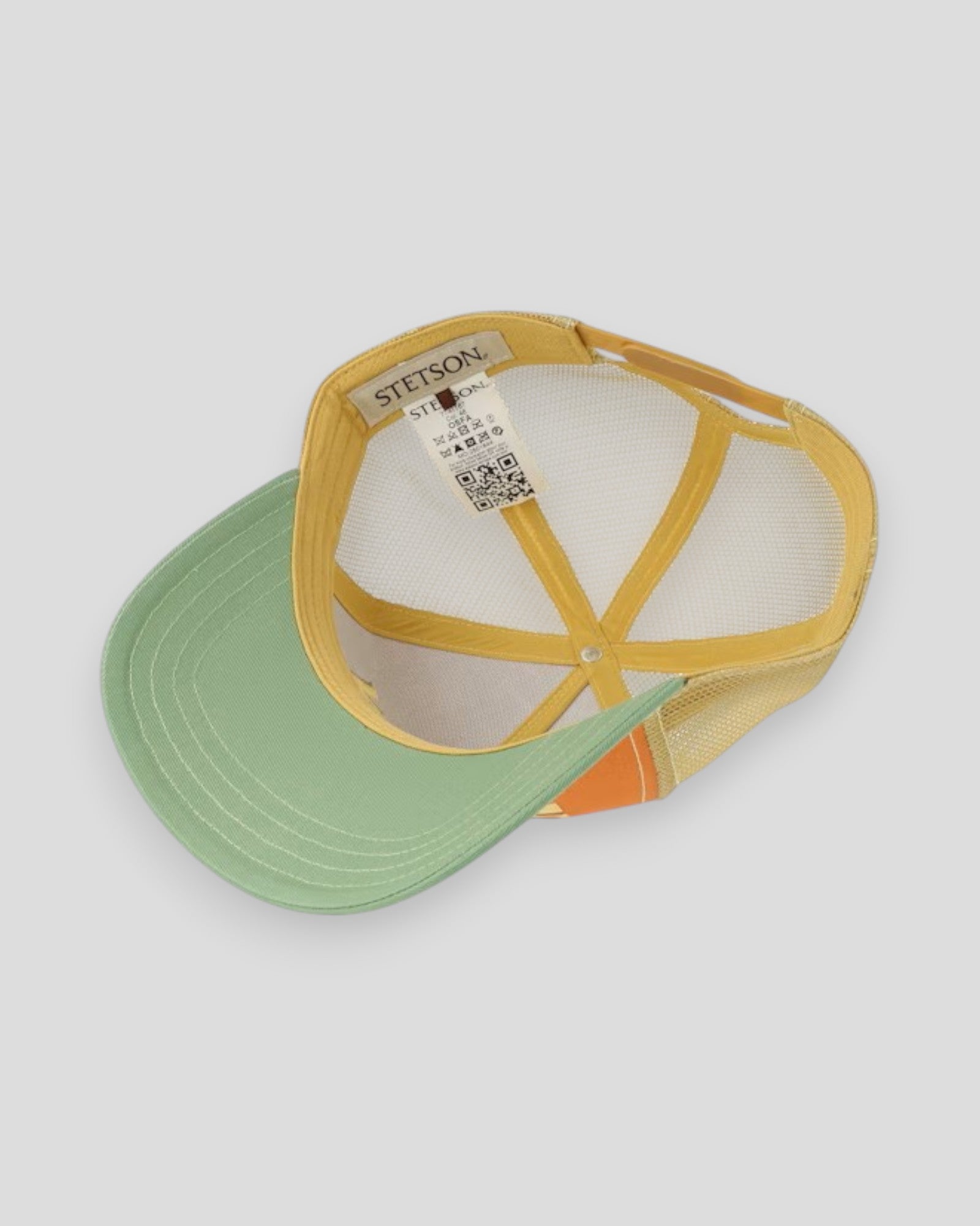Orange Stetson Trucker Cap Honolulu med mesh bag og justerbar rem foran, komfortabel og stilfuld til udendørs brug.